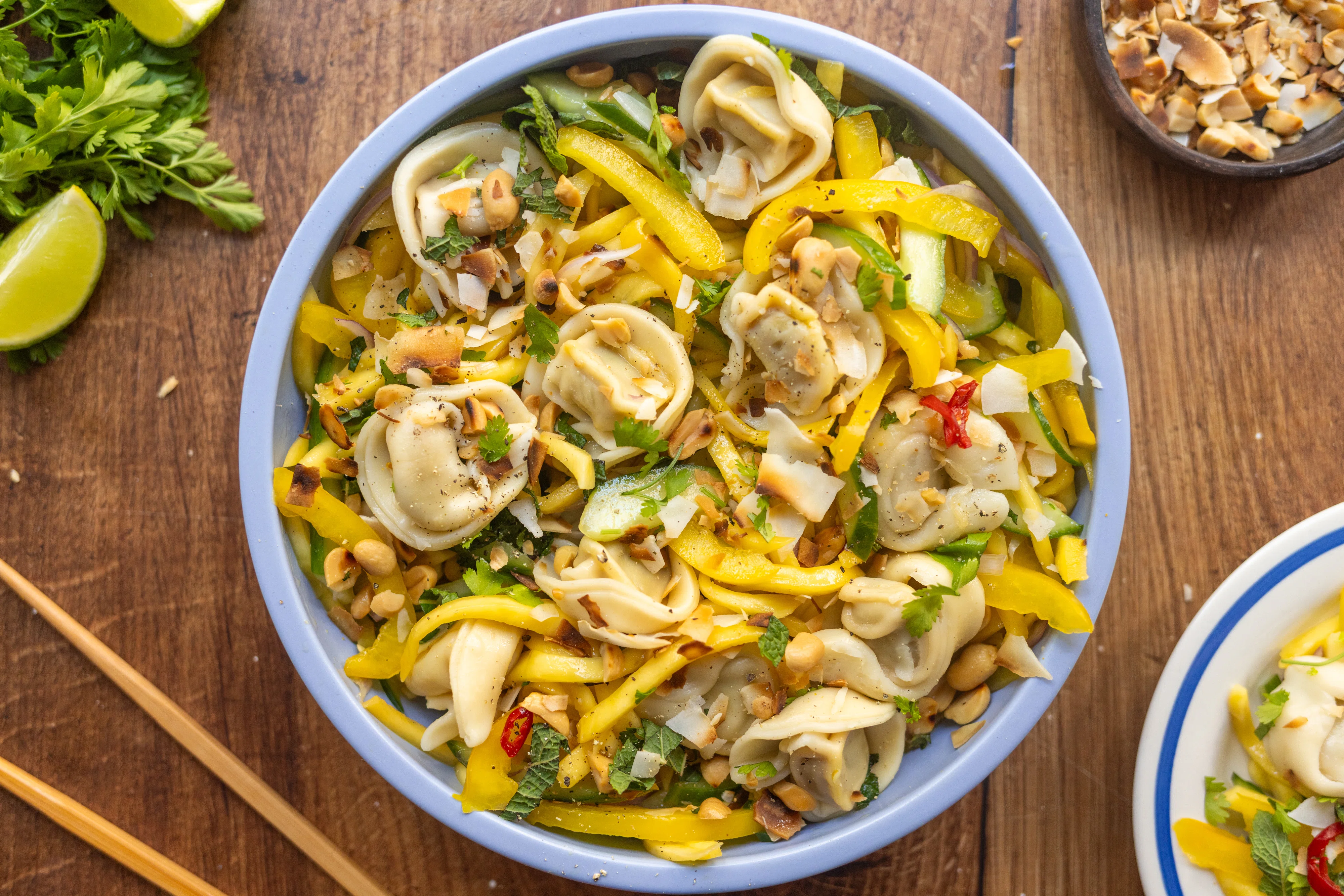 Sommerlicher Tortellini-Mango-Salat mit Limettendressing 