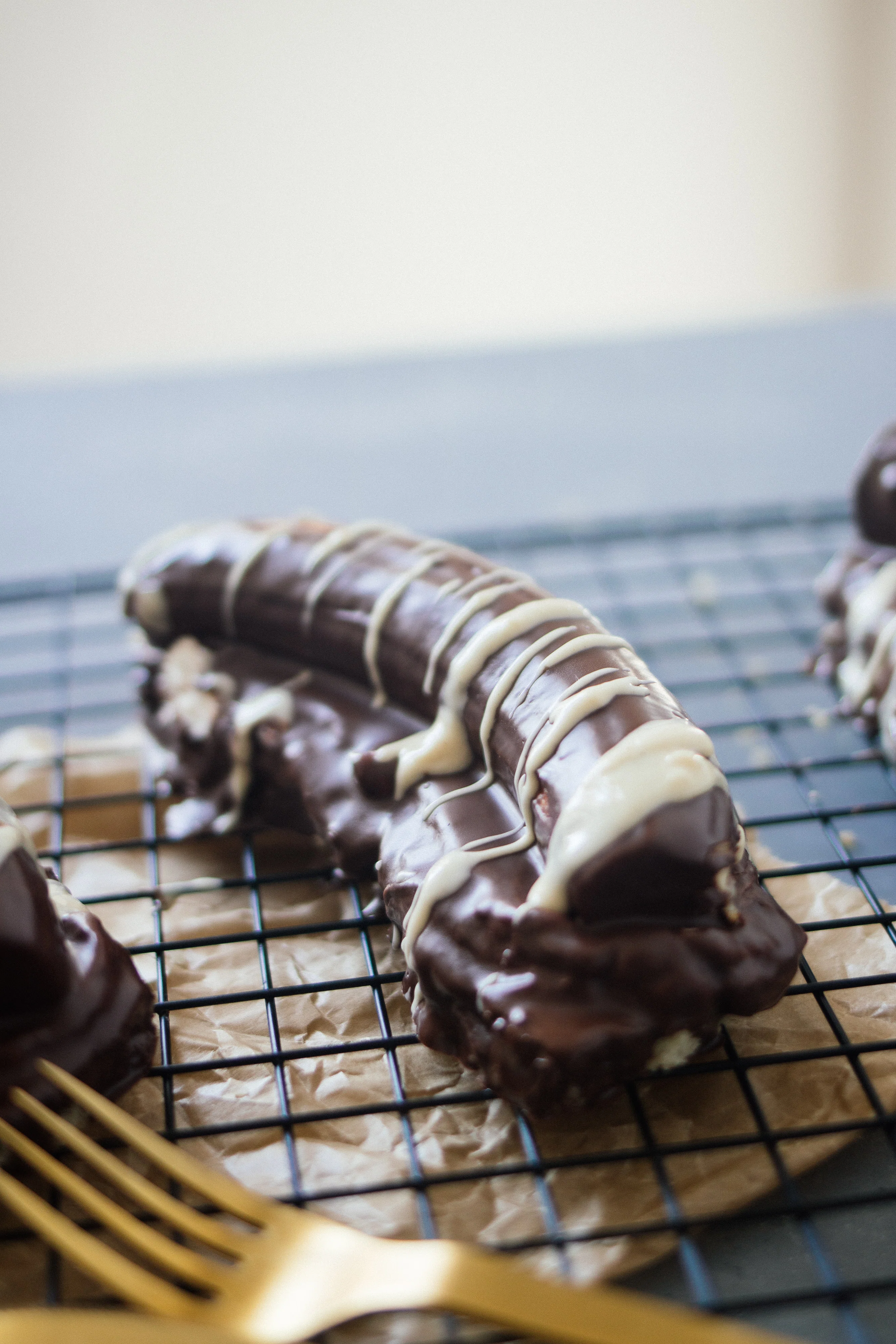 R306 Vegane Schokobanane auf Sahne & Biskuitteig