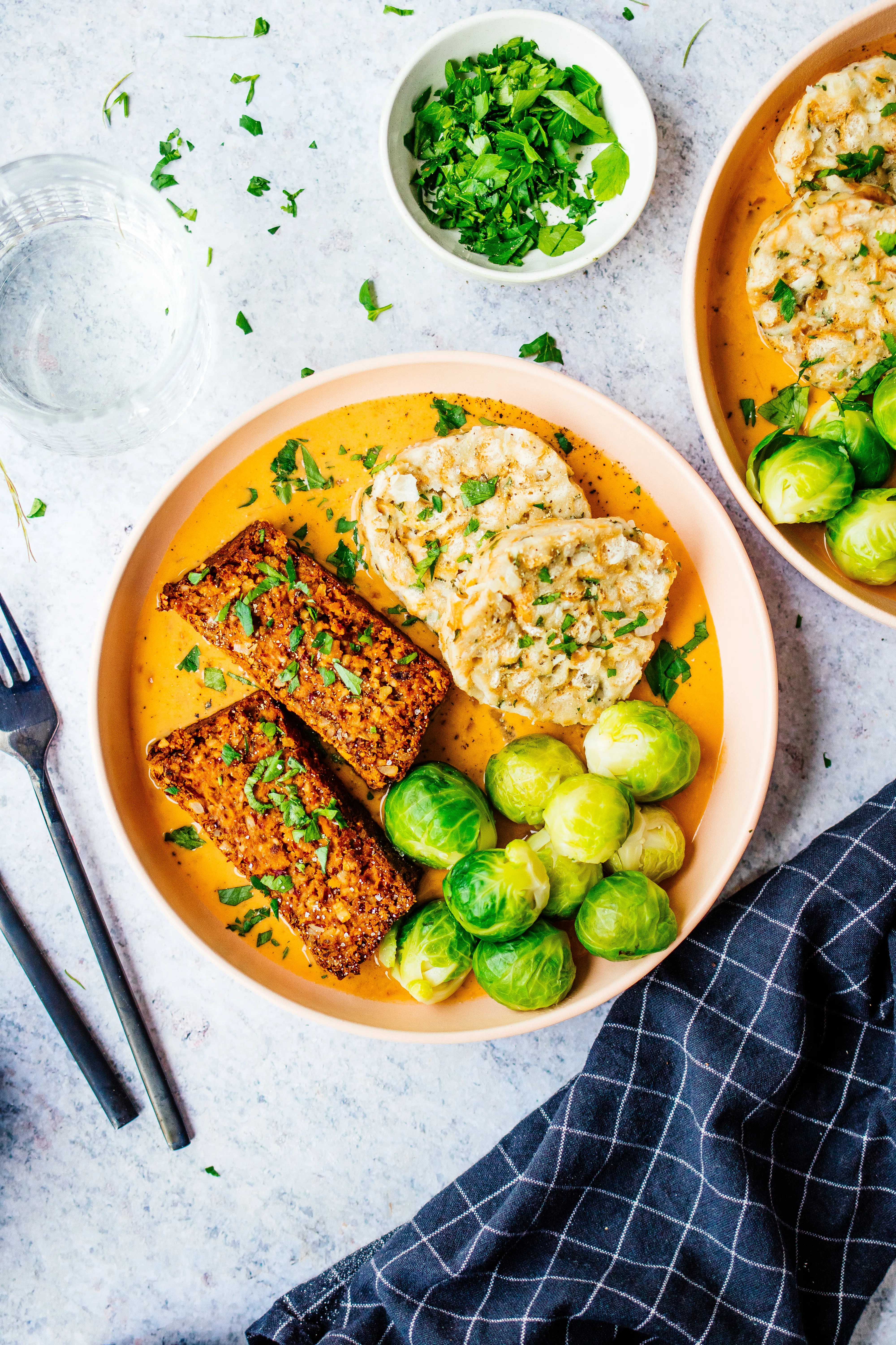 R597 Veganer Nussbraten mit Serviettenknödeln & Zwiebel-Sahne-Soße