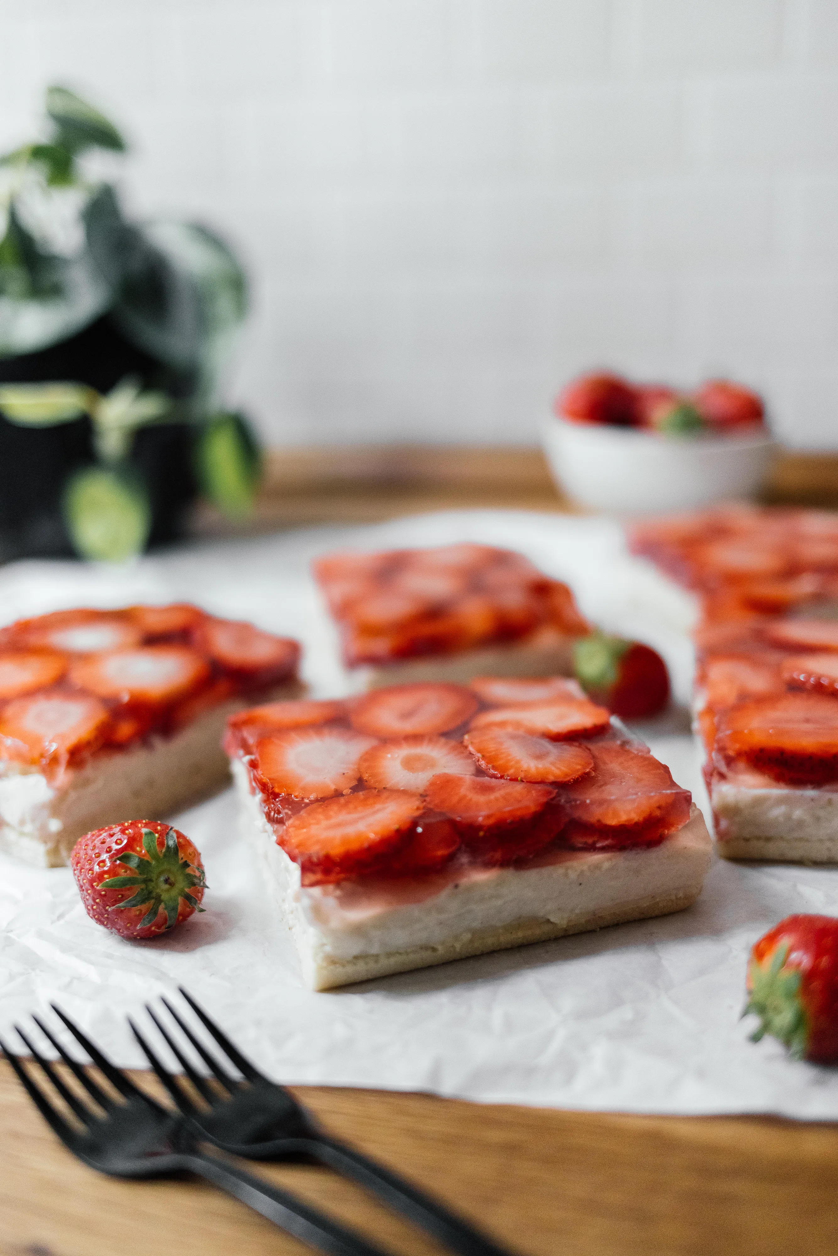 R742 Veganer Erdbeerkuchen vom Blech mit Vanillecreme