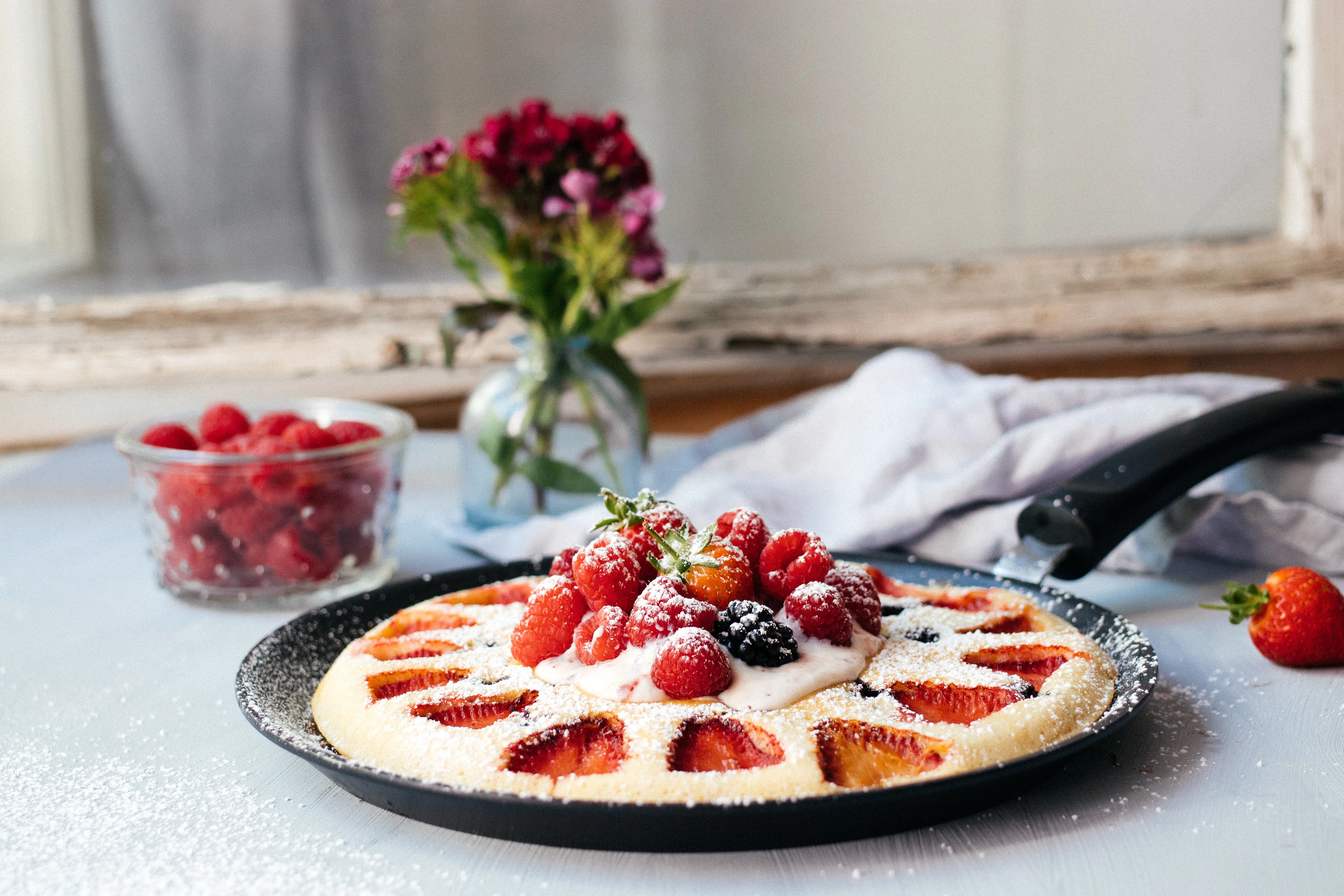 Schneller, veganer Pfannen-Pancake mit eingelassenen Beeren