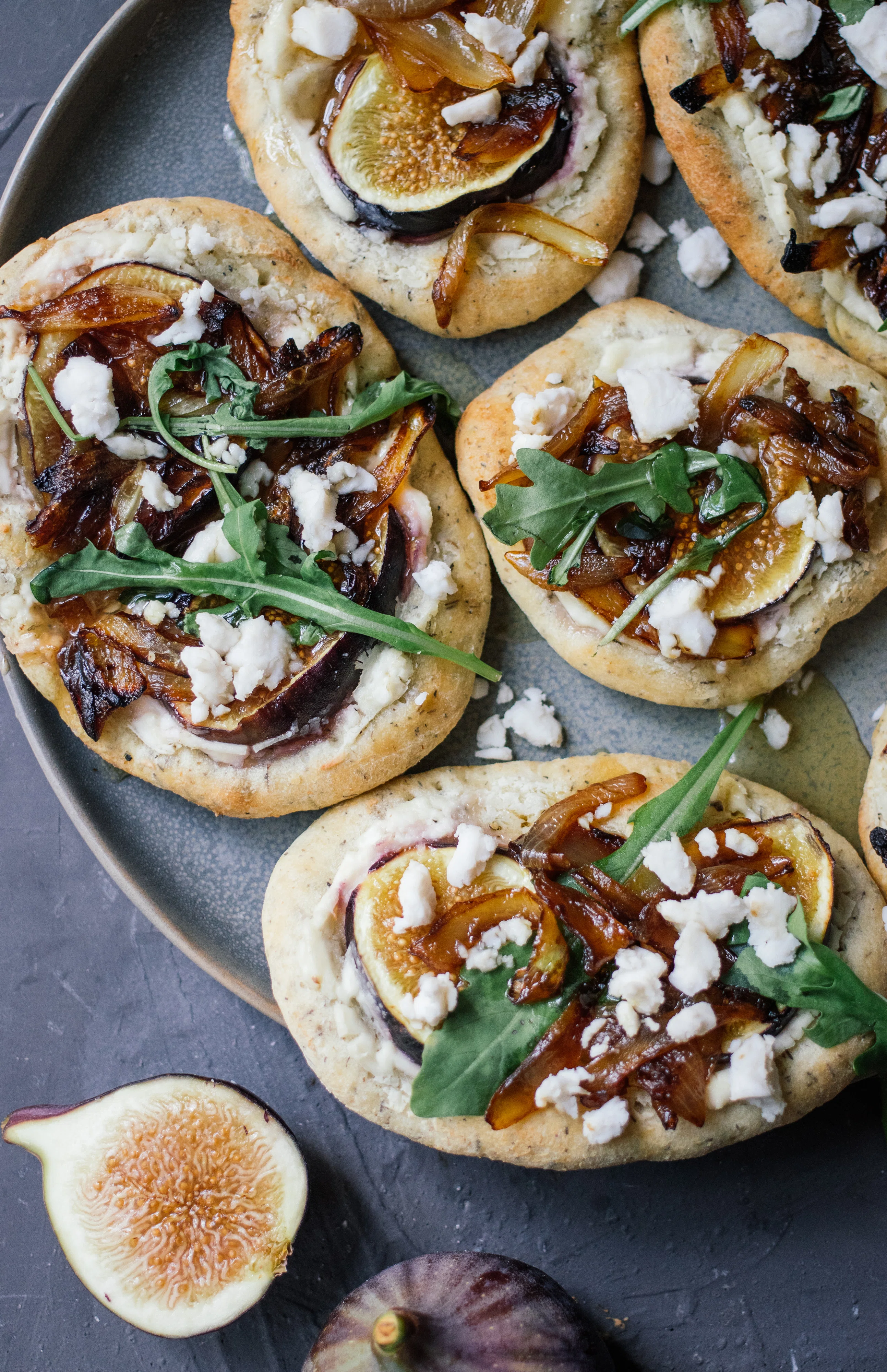 R535 Vegane Flatbread Minipizza mit Feigen und Balsamico-Zwiebeln