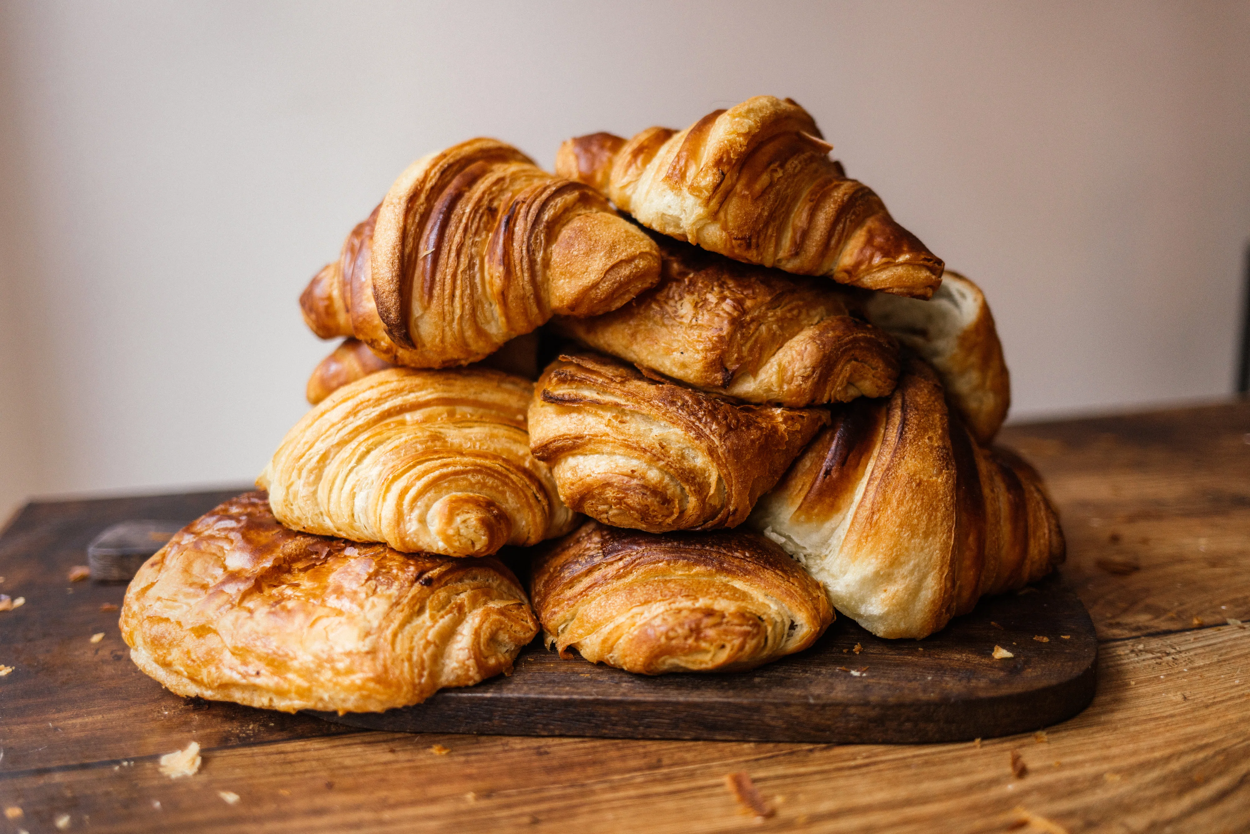 Selbstgemachte vegane Croissants und Schokocroissants