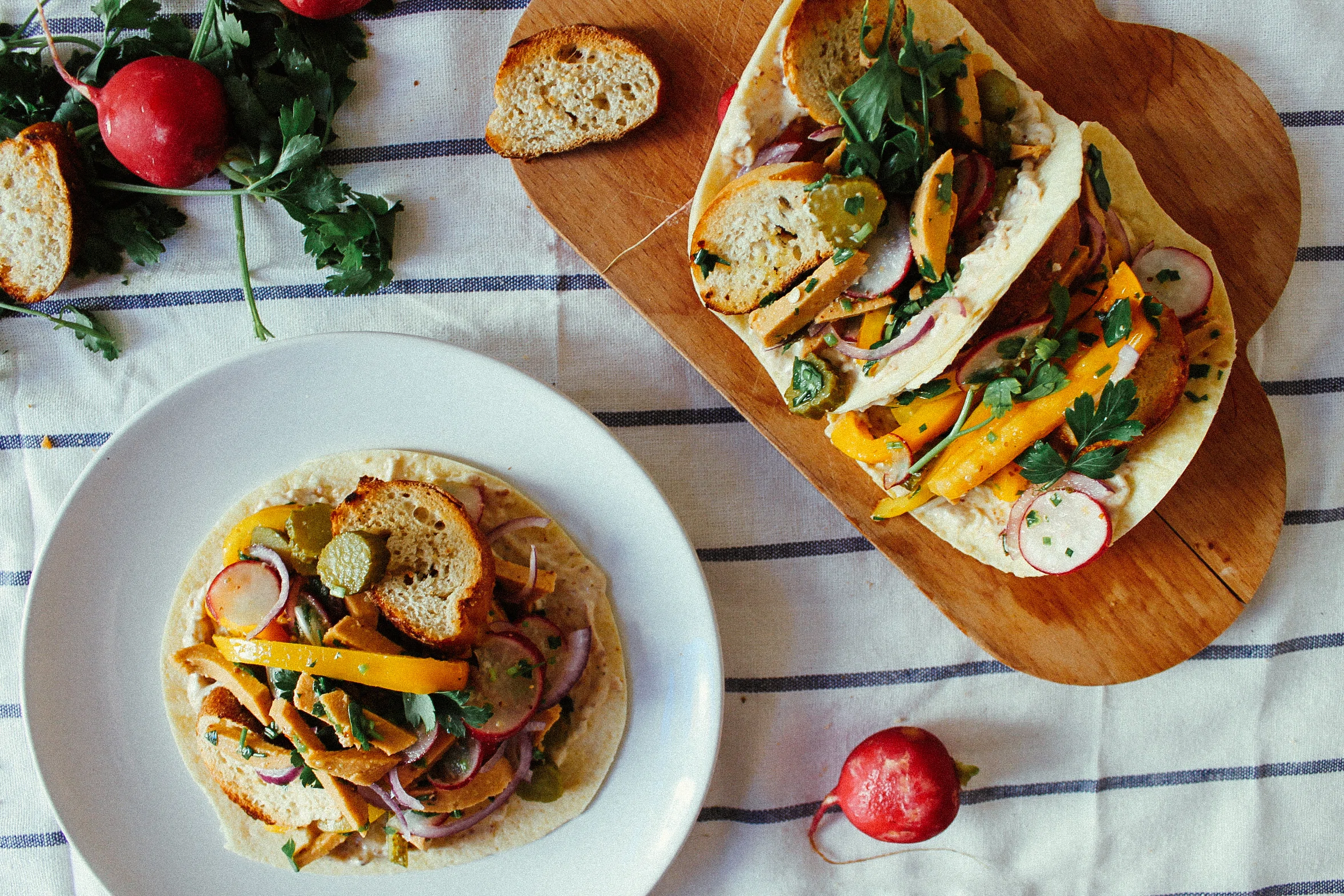 Oktoberfest Taco mit veganem Wurstsalat
