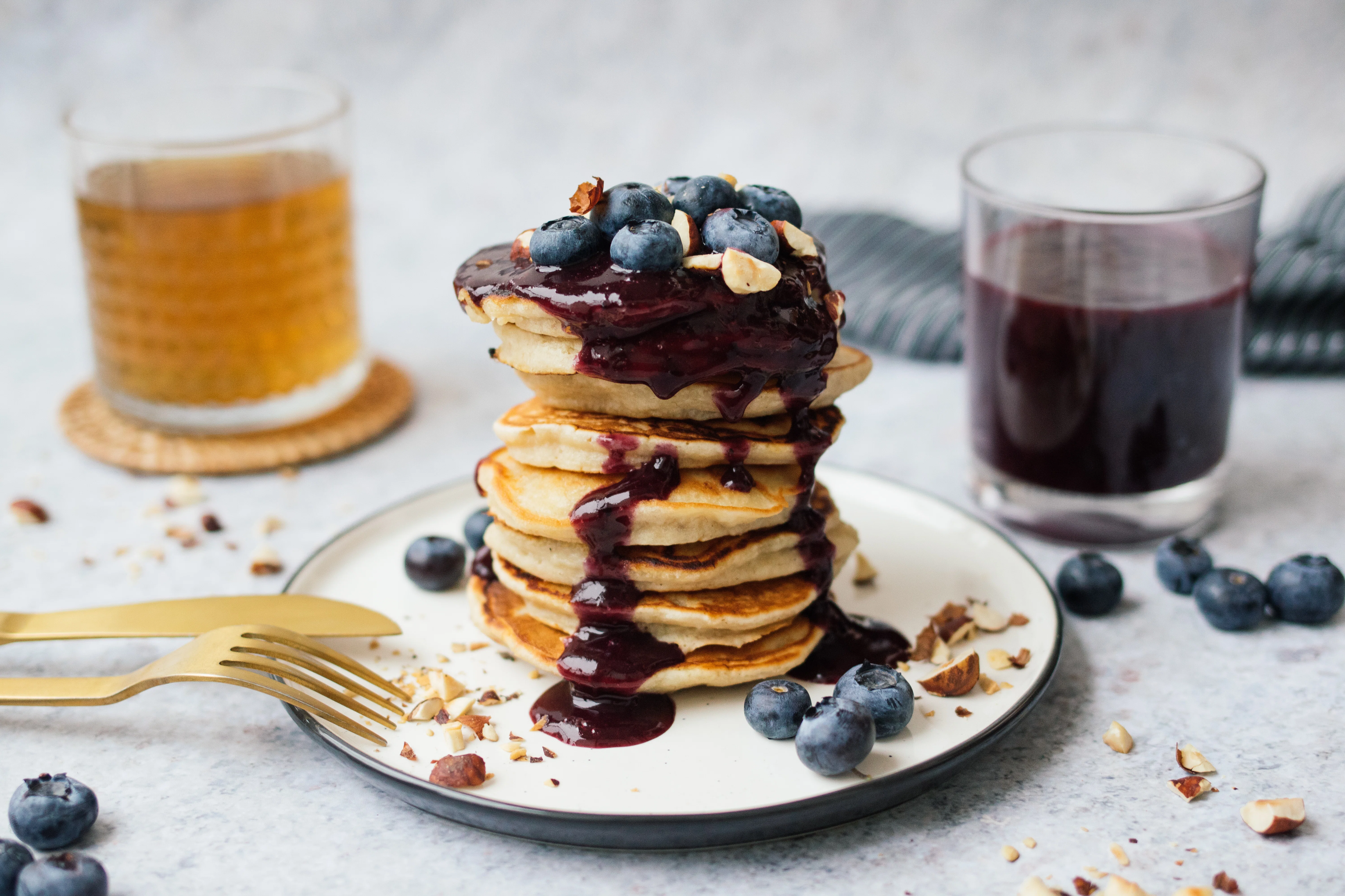 R99 Vegane Bananen-Pancakes mit Blaubeersoße