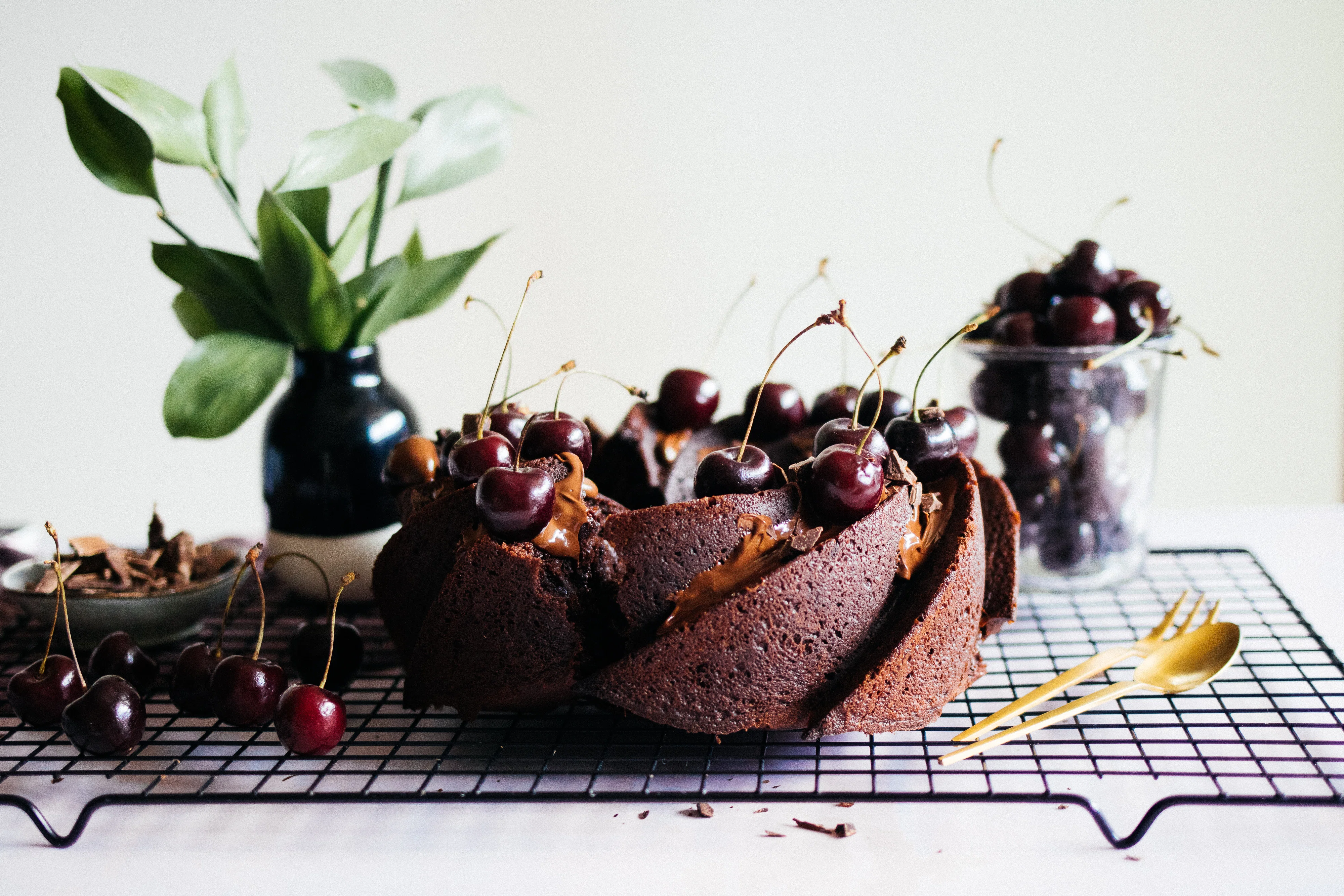 Saftiger, veganer Kirsch-Schokoladen-Gugelhupf