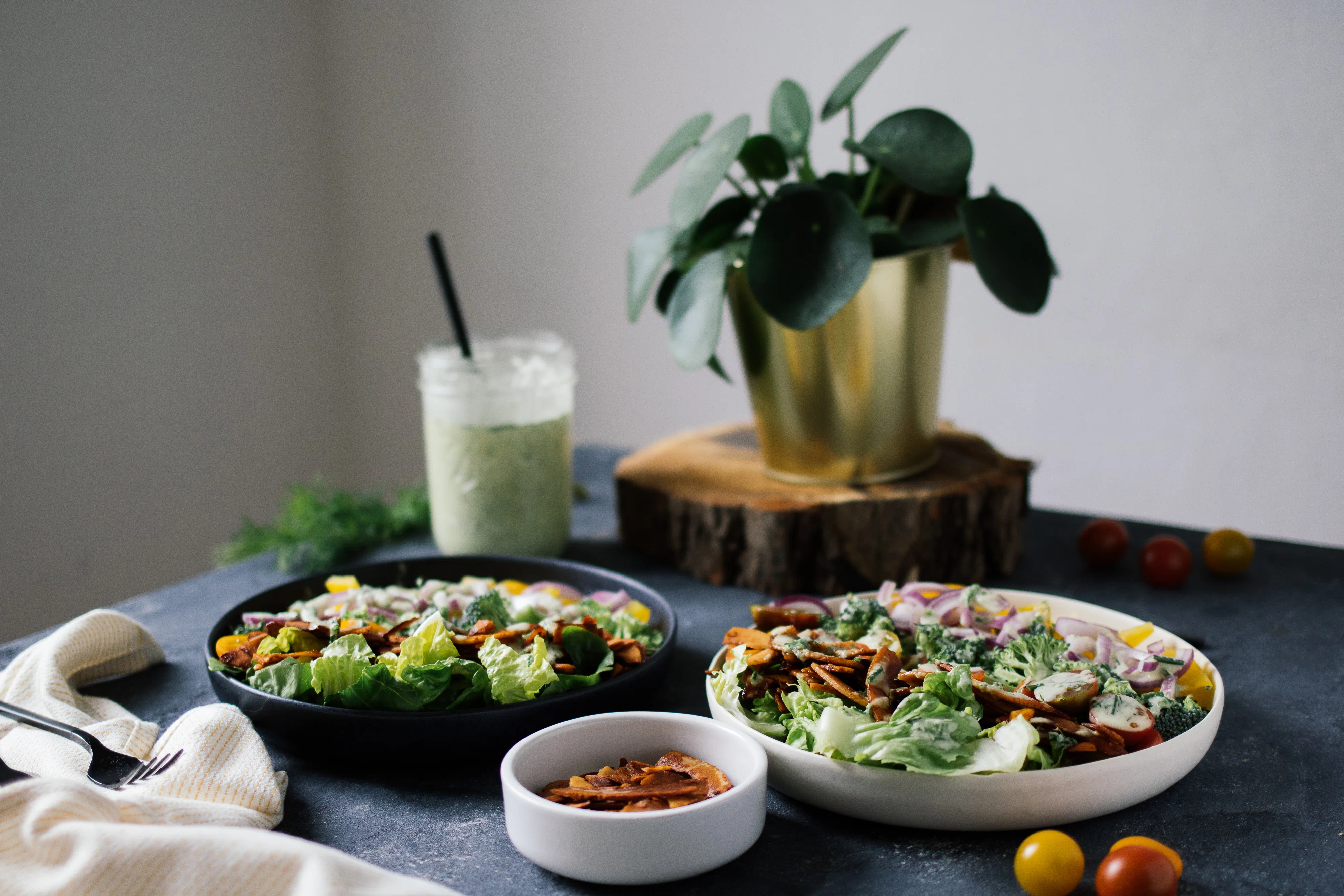 Bunter Salat mit Kokosnuss Bacon & veganem Ranch Dressing