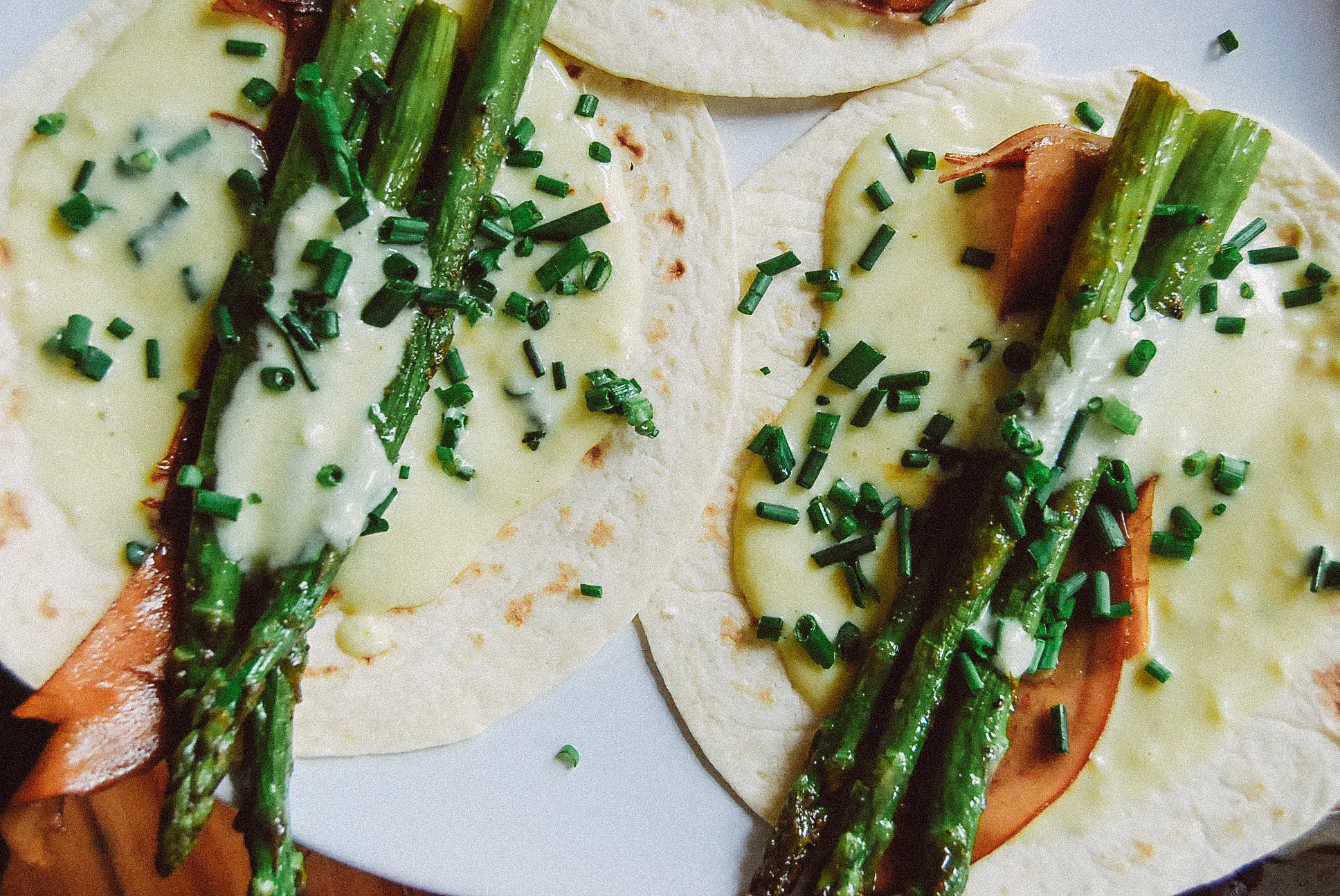 Taco mit grünem Spargel & veganer Sauce Hollandaise