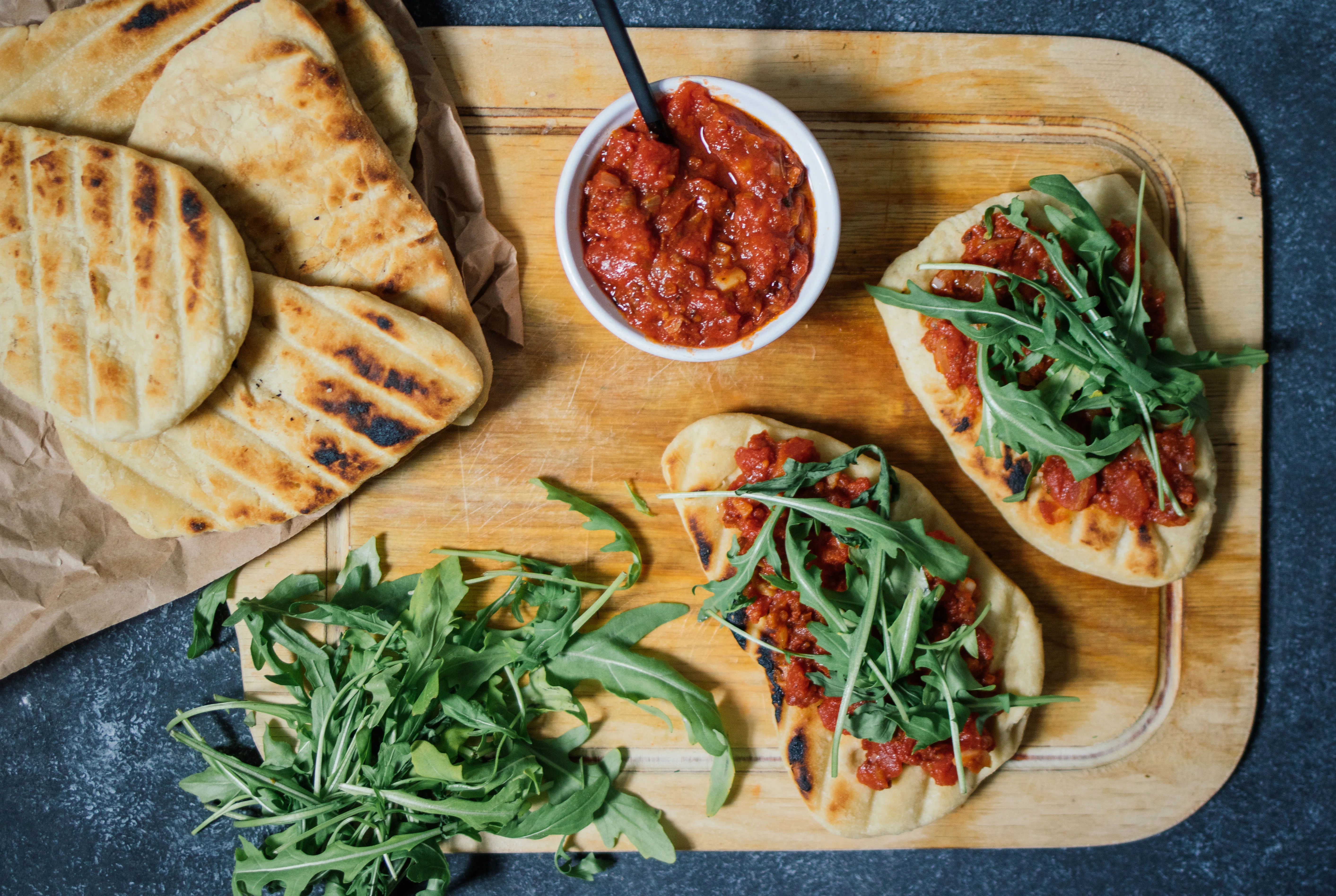 Grillbrote mit Tomaten-Paprika-Aufstrich