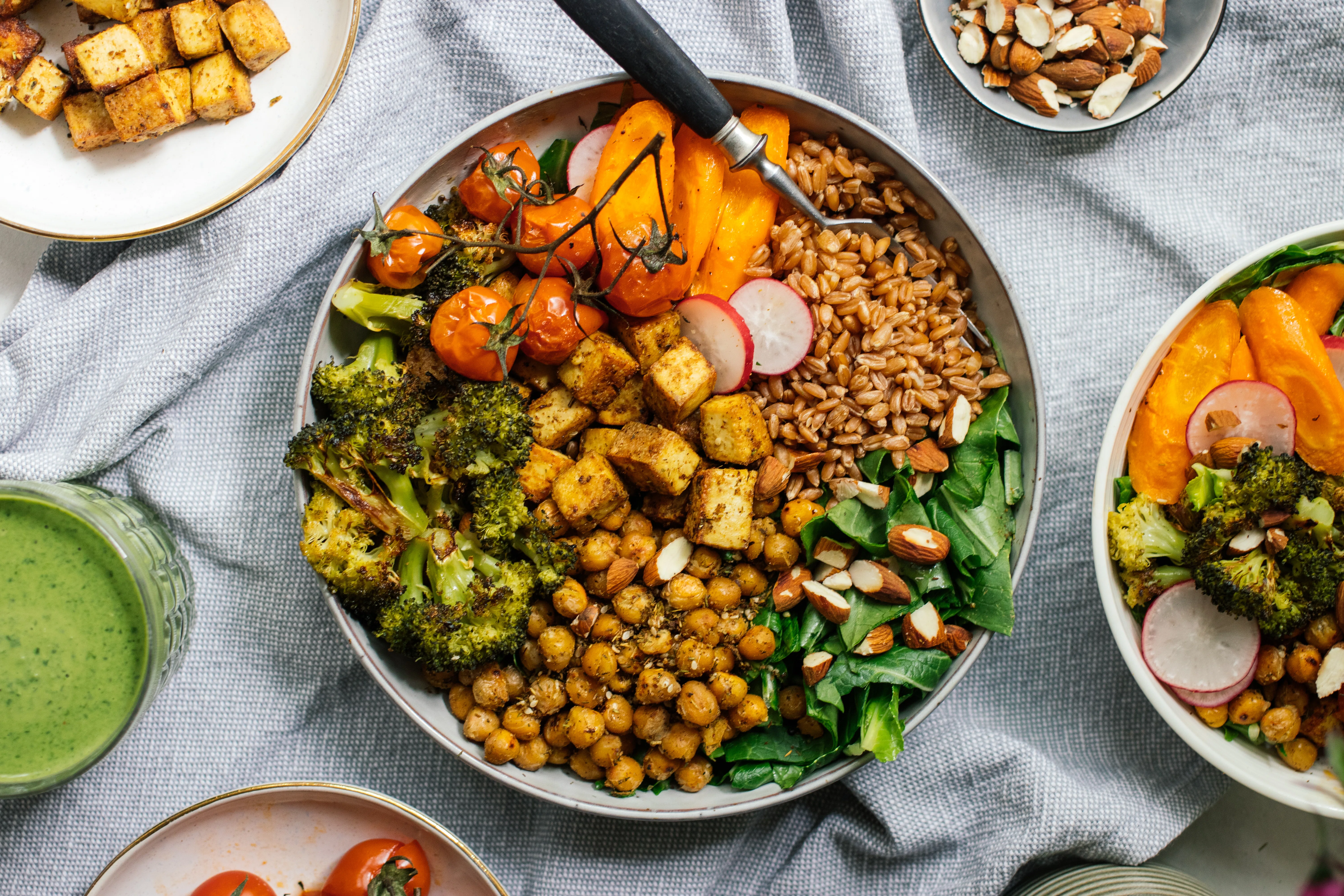 Salat-Bowl mit Tofu und Möhrengrün-Dressing