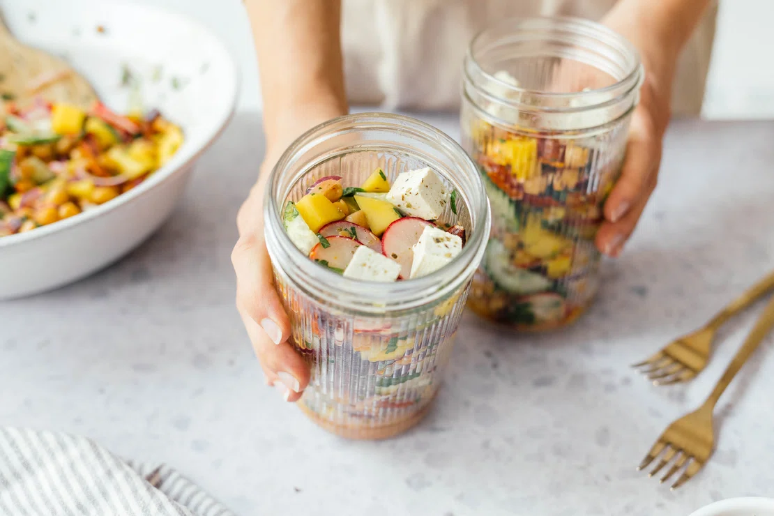 Sommerlicher Kichererbsensalat mit veganem „Feta“ | Rezept - Zucker ...
