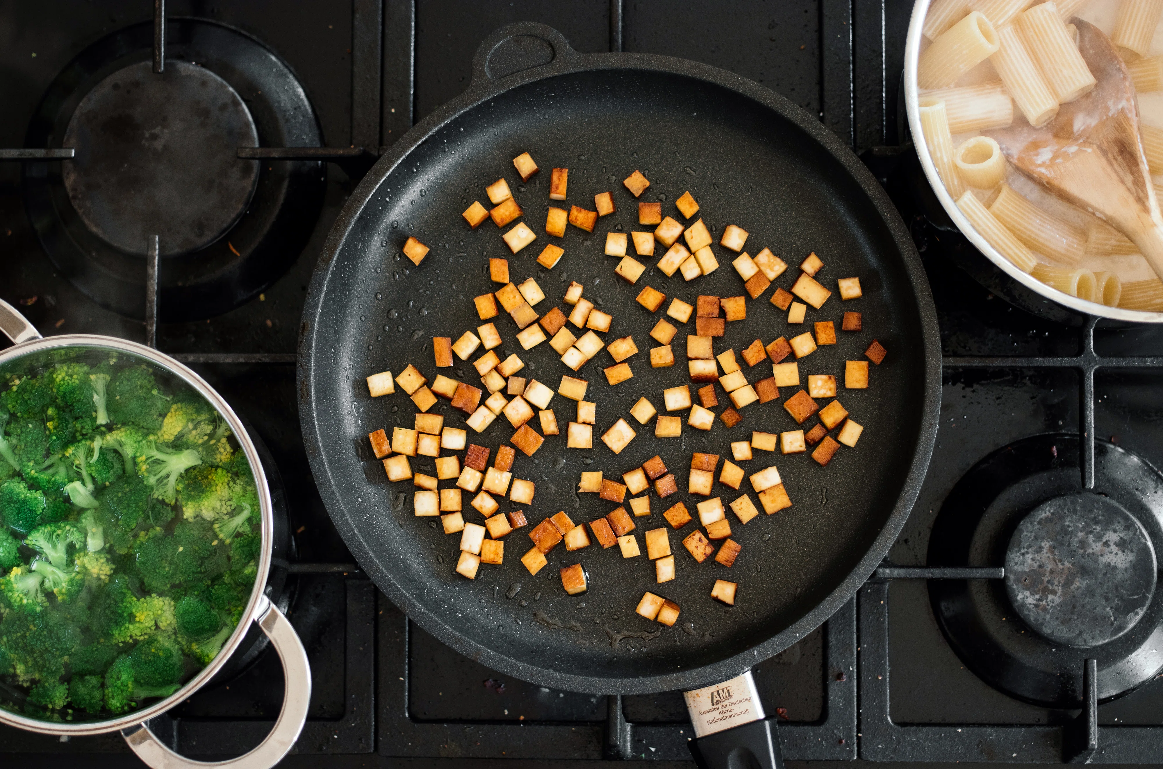 R681 Vegan Baked Pasta with Smoked Tofu and Broccoli