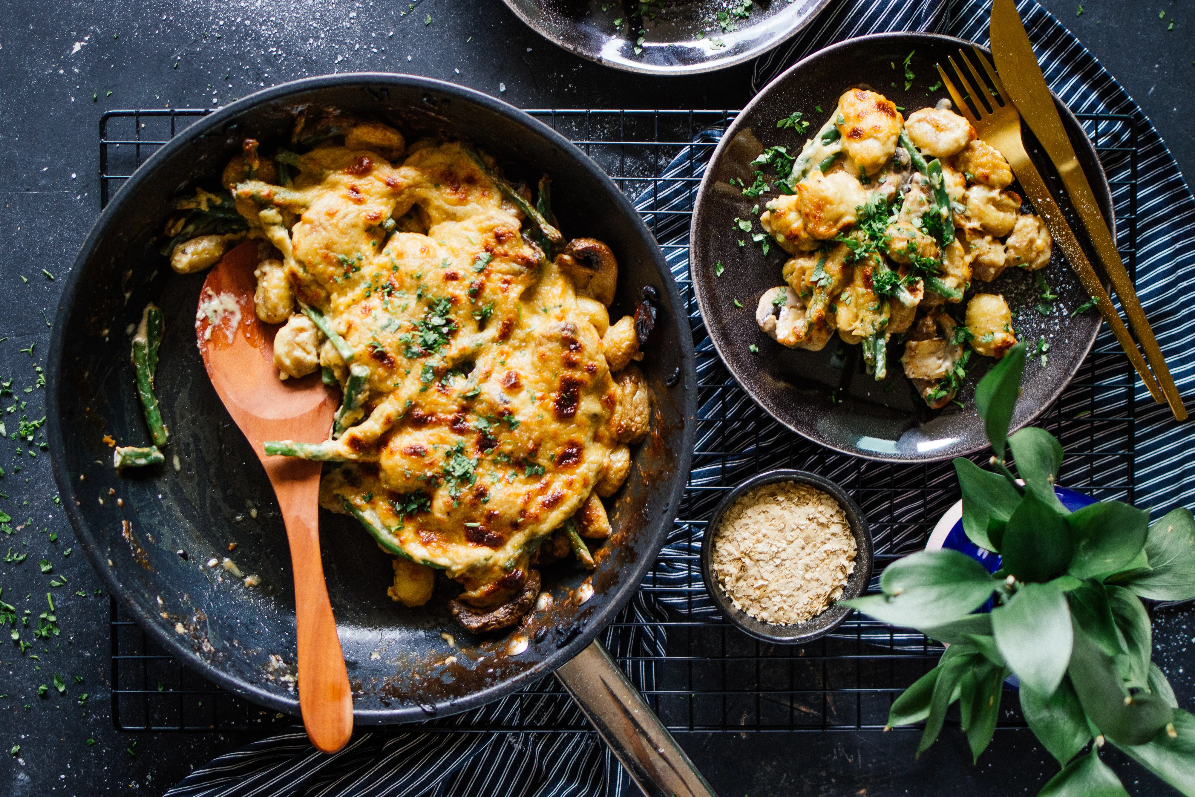 Cremige Gnocchi mit Hefeschmelz, Bohnen & Pilzen