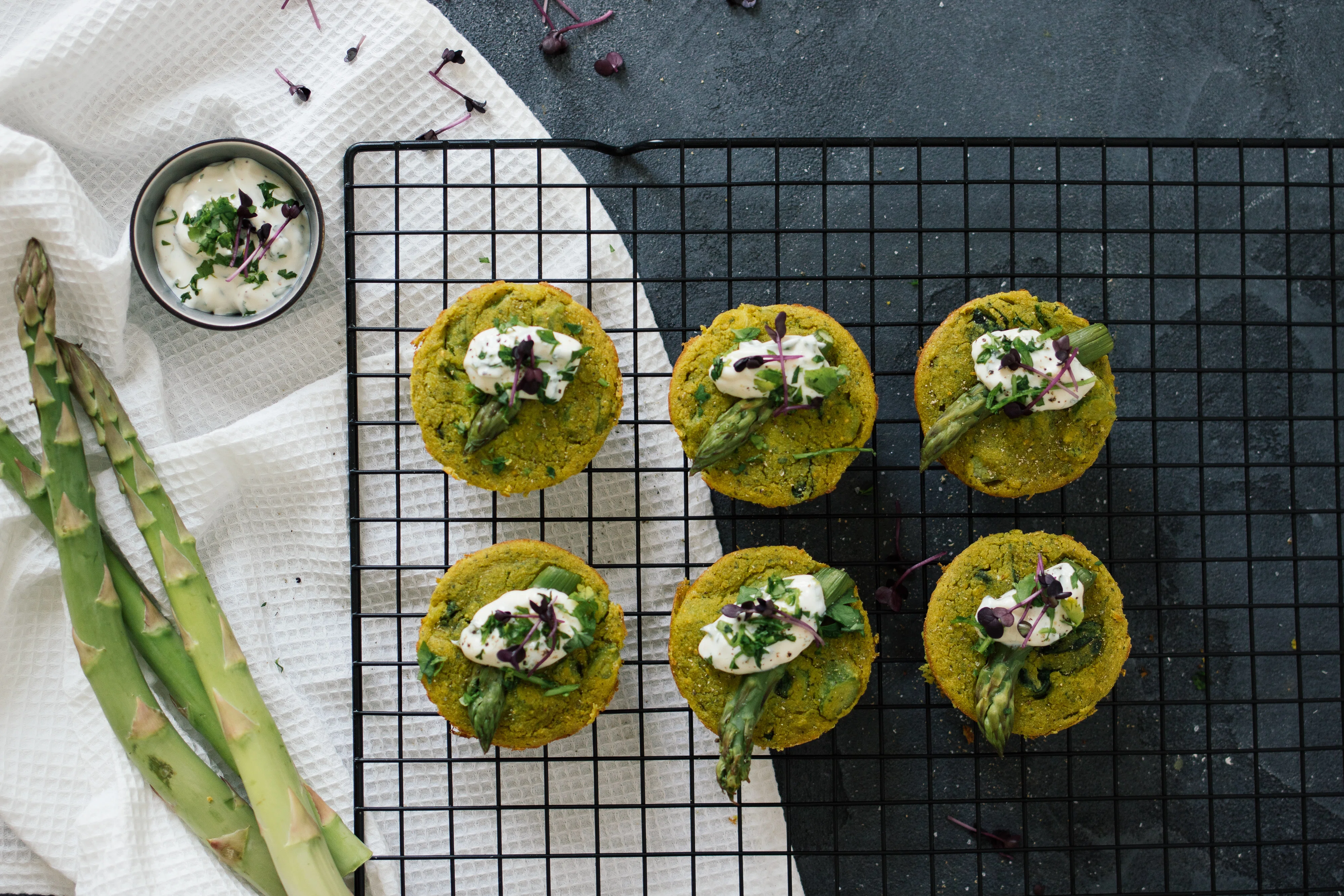 Vegane Mini-Frittatas mit grünem Spargel