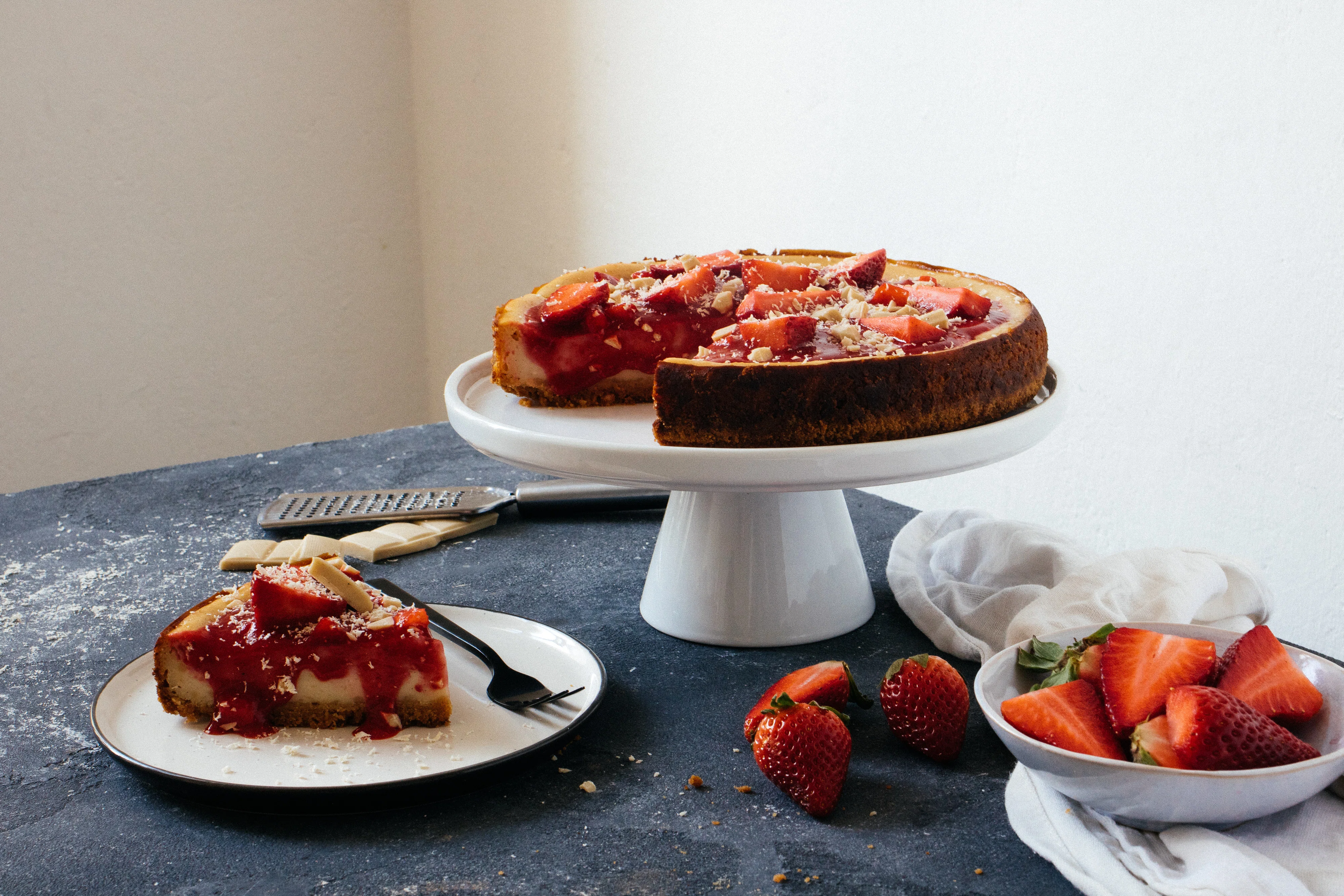 R378 Veganer New York Cheesecake mit Erdbeeren & weißer Schokolade