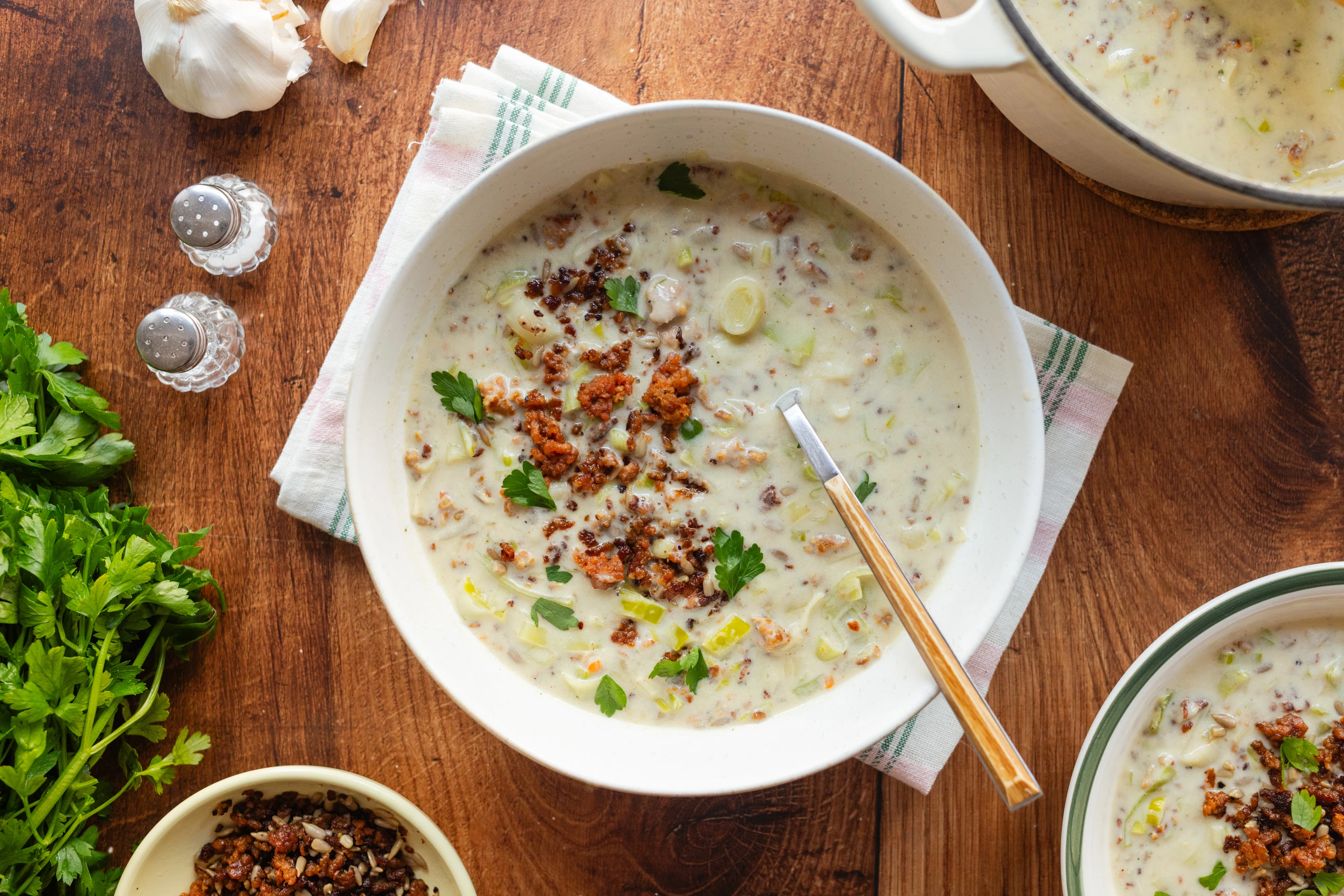 Vegane Käse-Lauch-Suppe mit „Hack&quot;