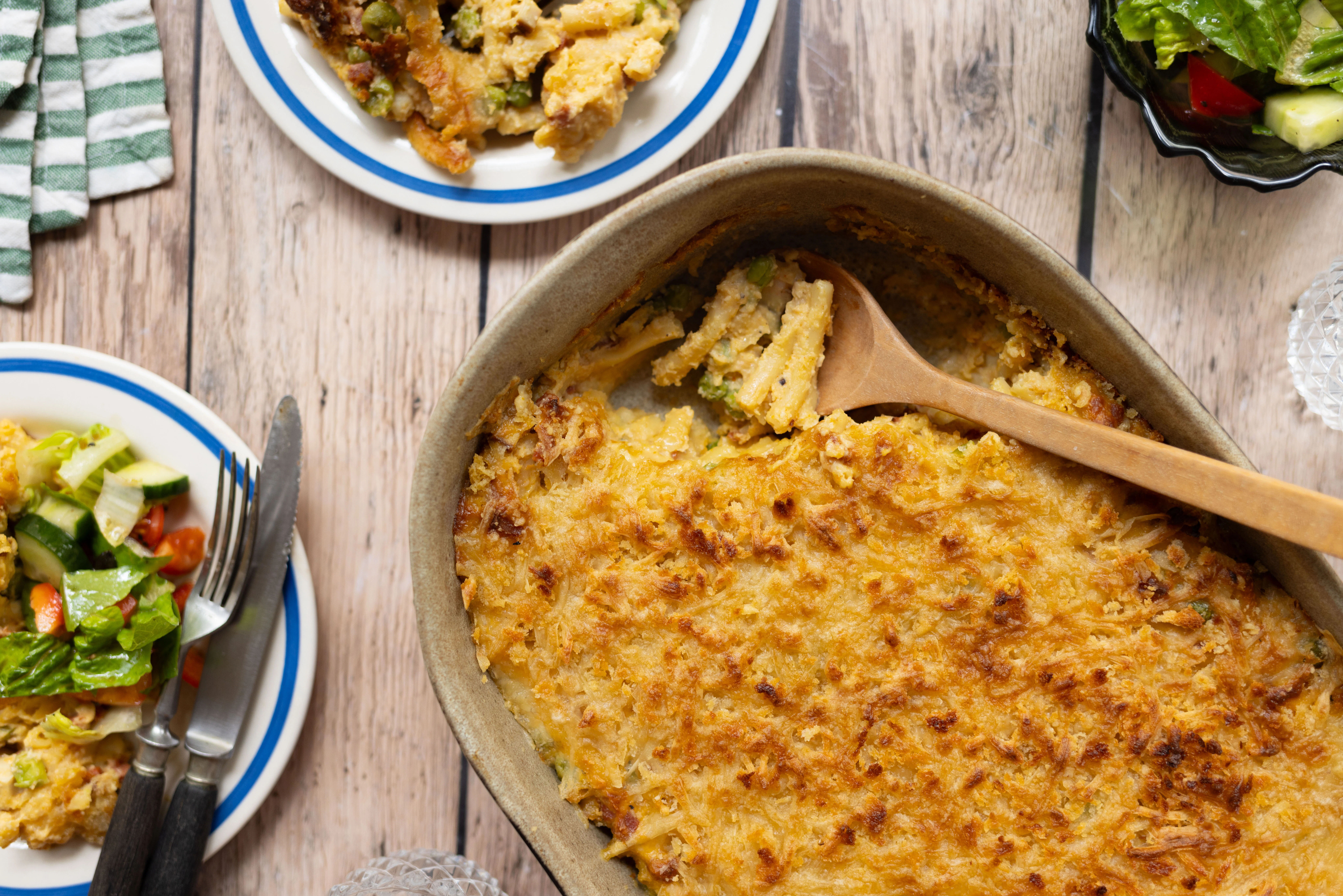 Veganer Mac&#x27;n&#x27;Cheese Auflauf mit Erbsen und Speck