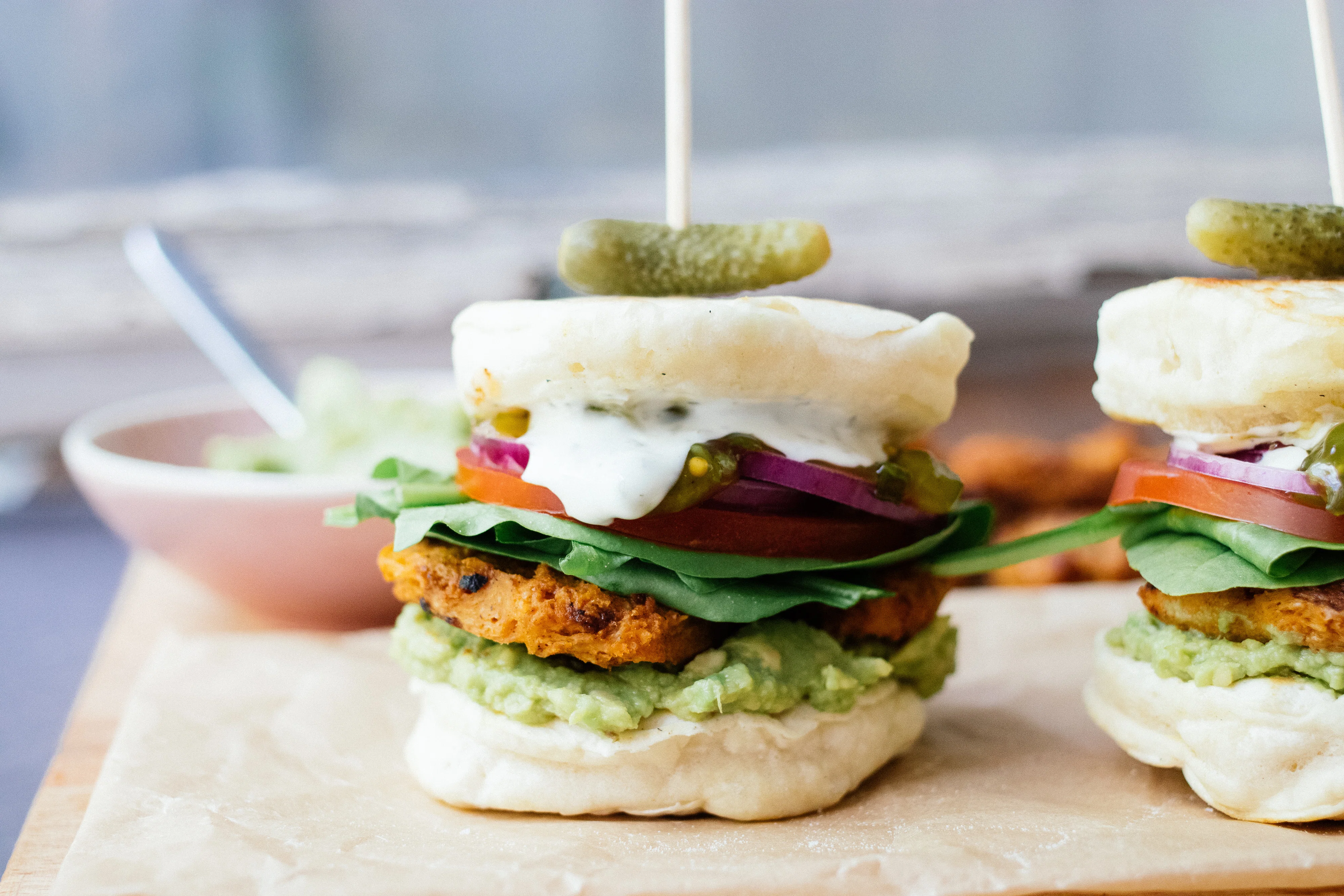 Vegane Pancake-Burger mit Sojasteaks