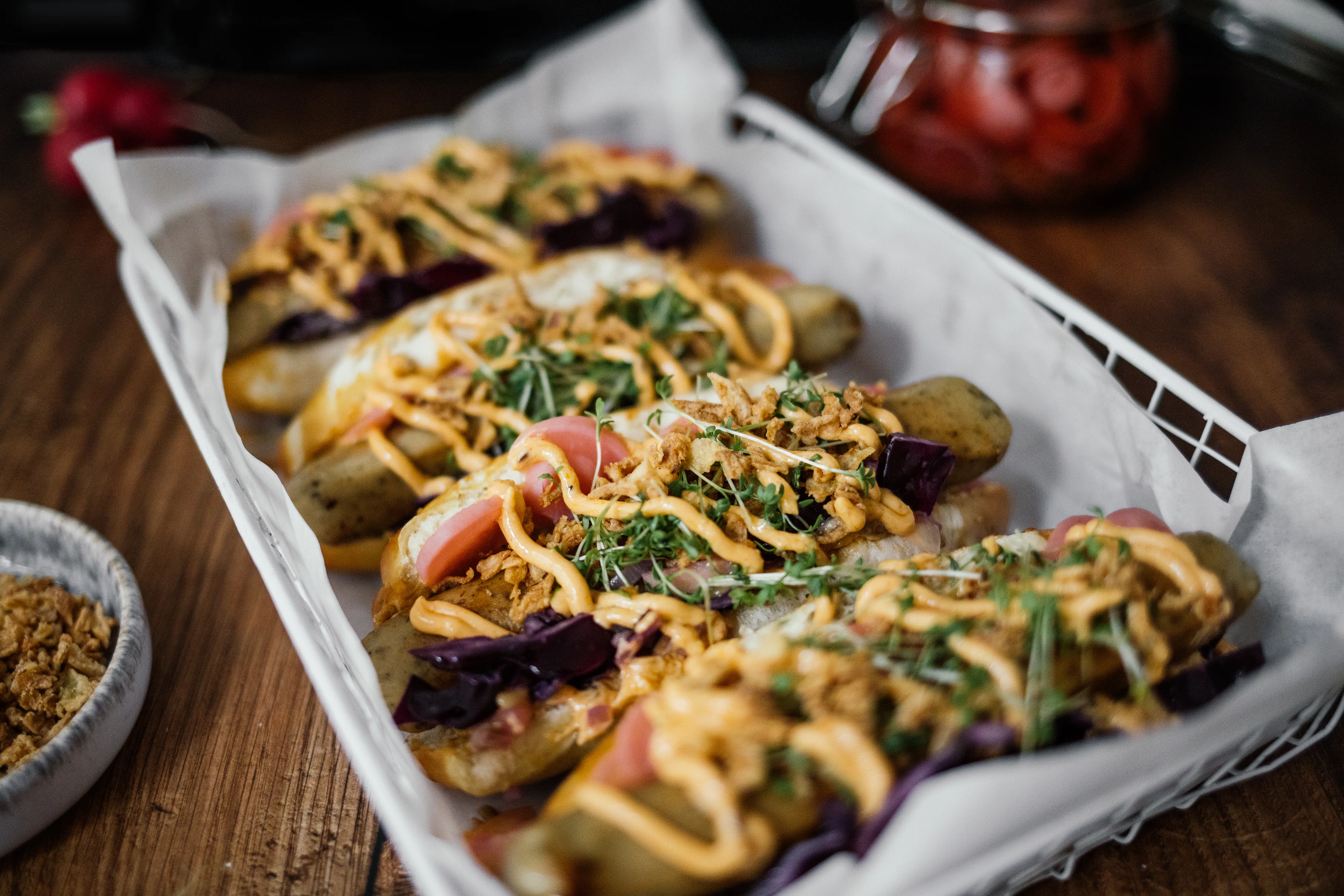 Bayrische Hot Dogs mit veganer Obazda-Mayonnaise