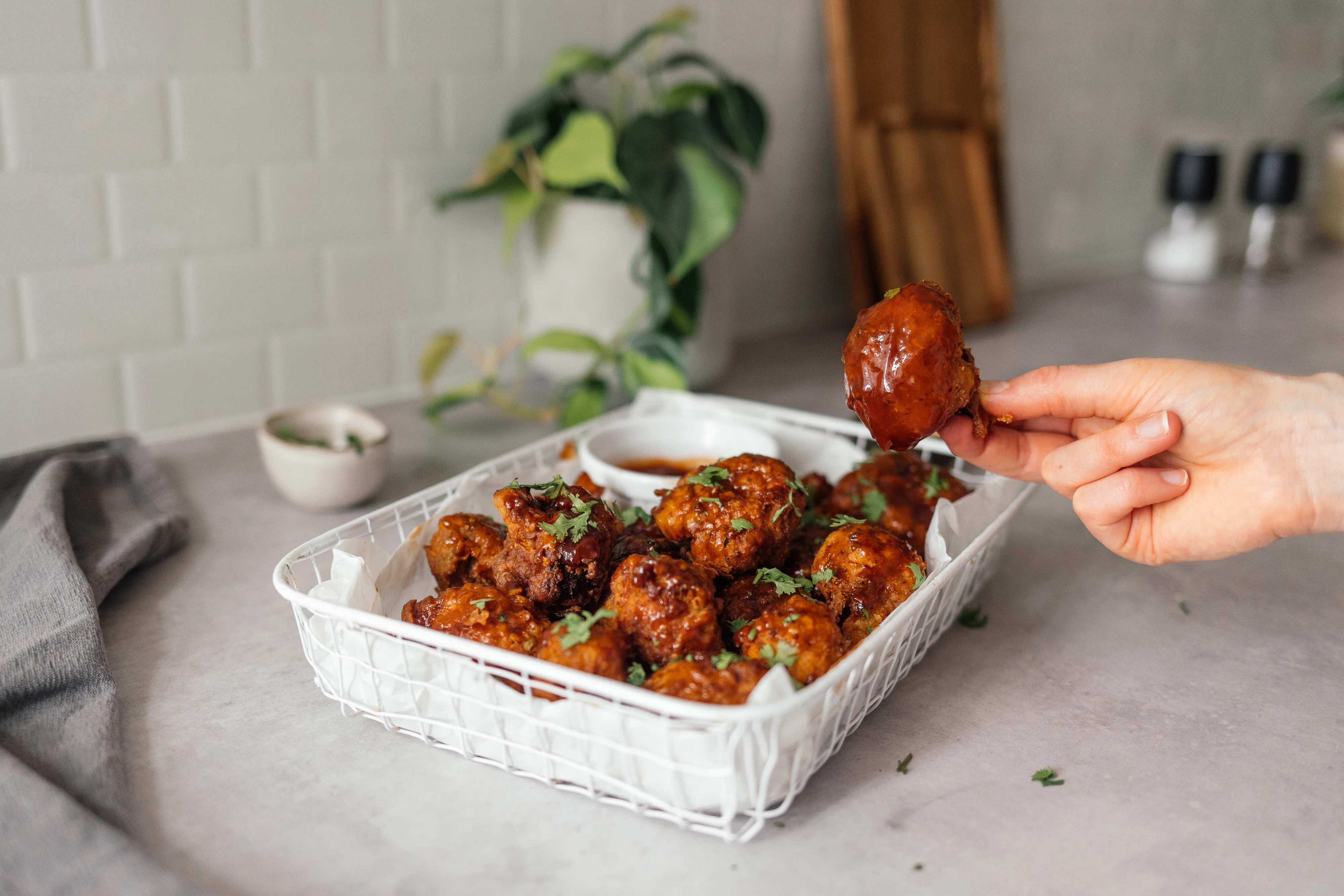 R154 Vegane Buffalo „Chicken“ Wings aus Blumenkohl