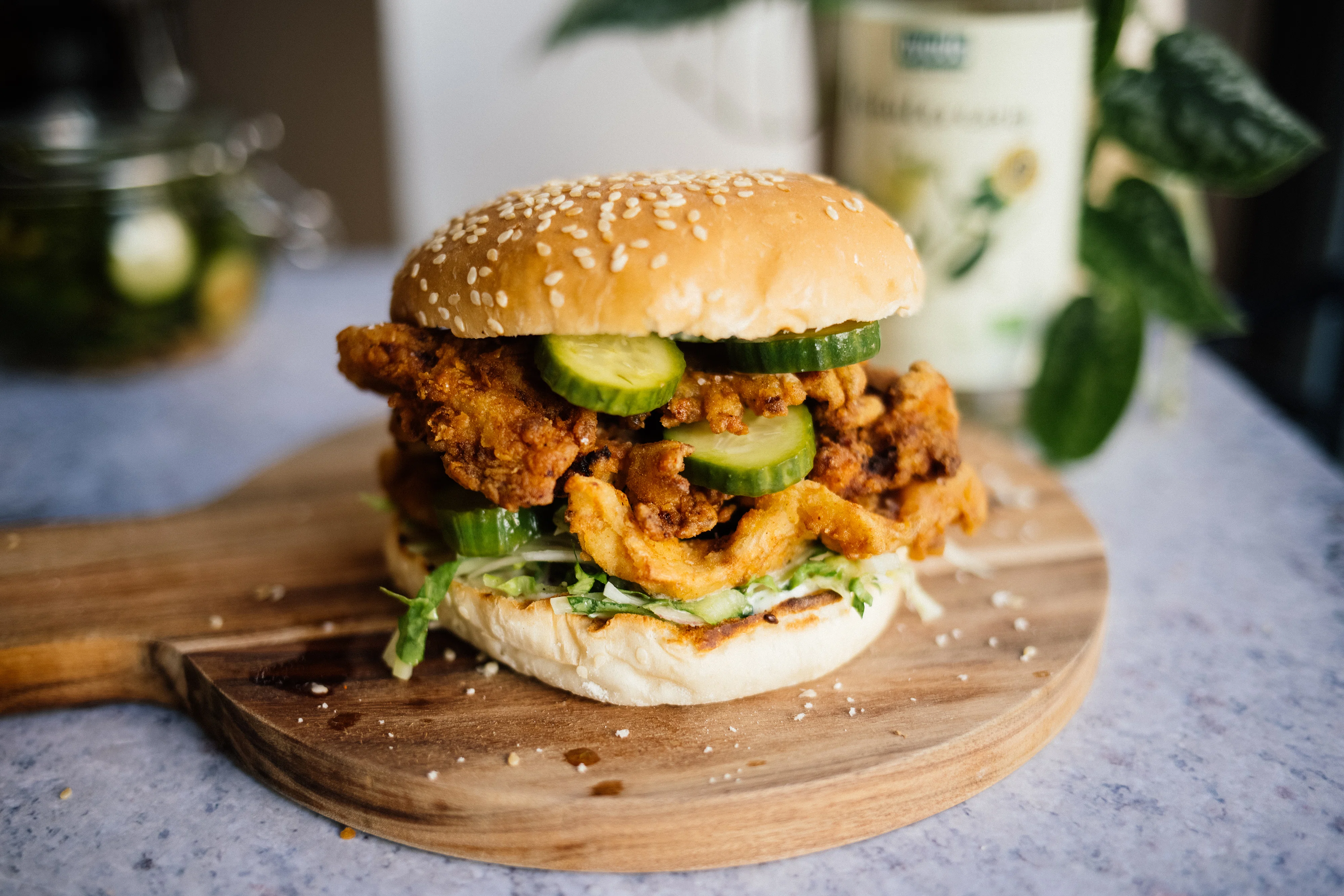Veganer Burger mit frittierten Austernpilzen