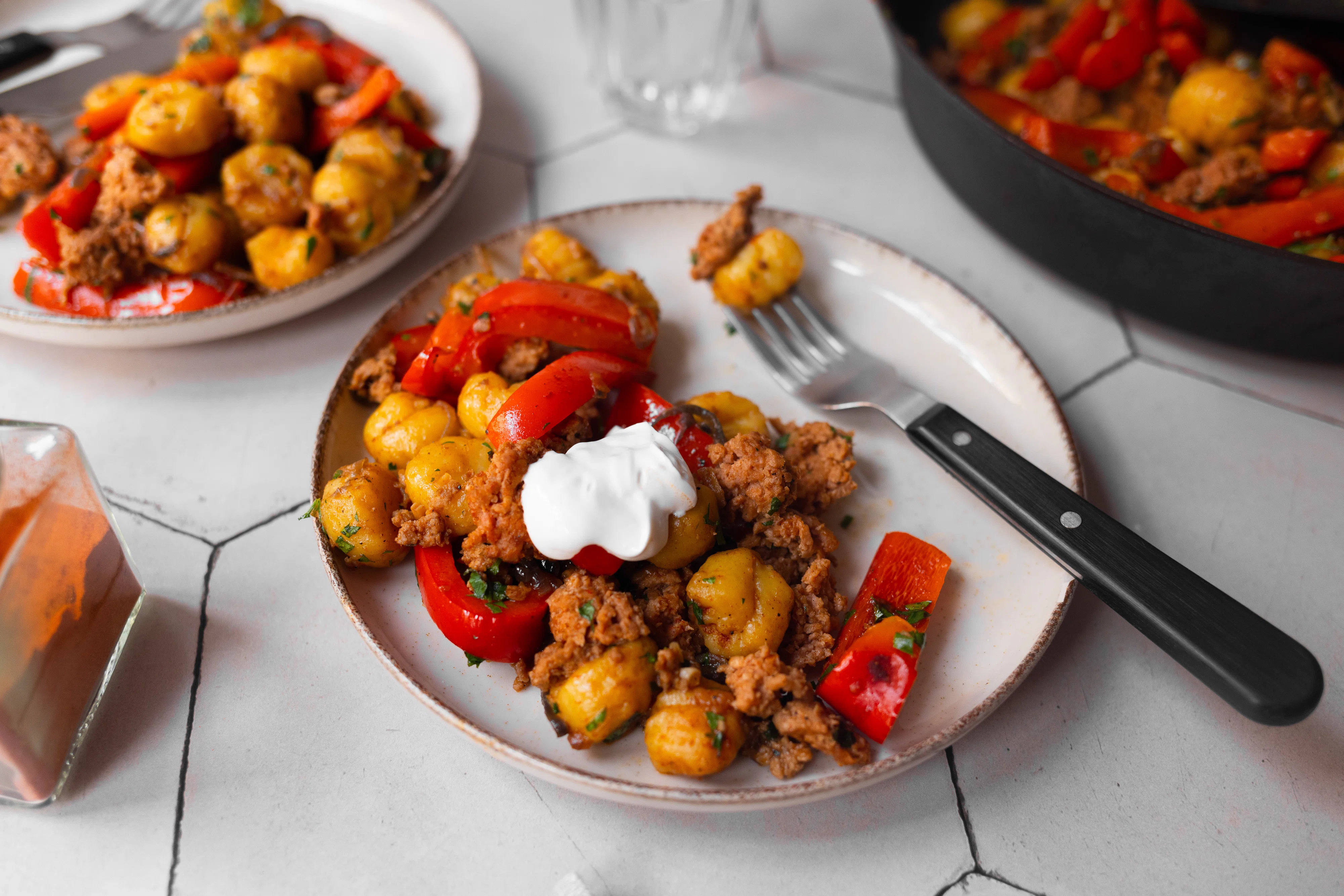 Quick Pan-fried Gnocchi with Vegan “Minced Meat“ and Bell Pepper