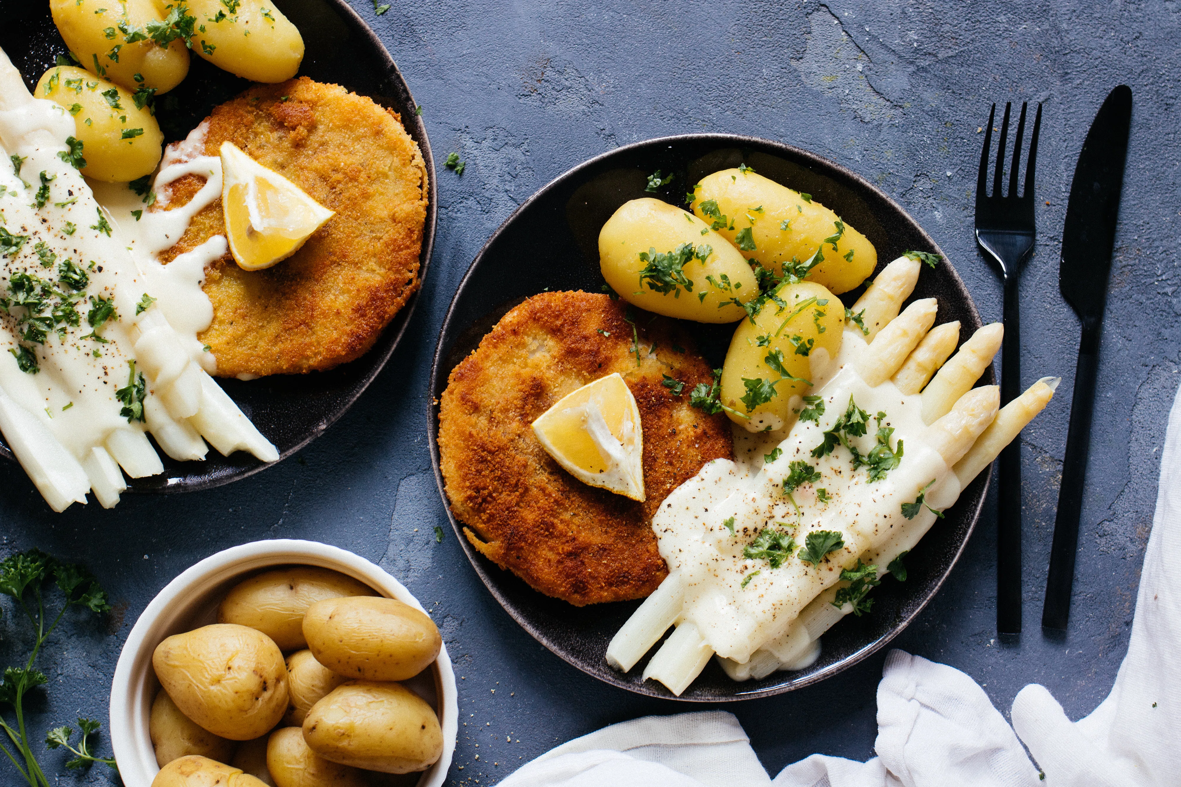 Vegane Sauce Hollandaise mit Spargel & Sellerieschnitzel