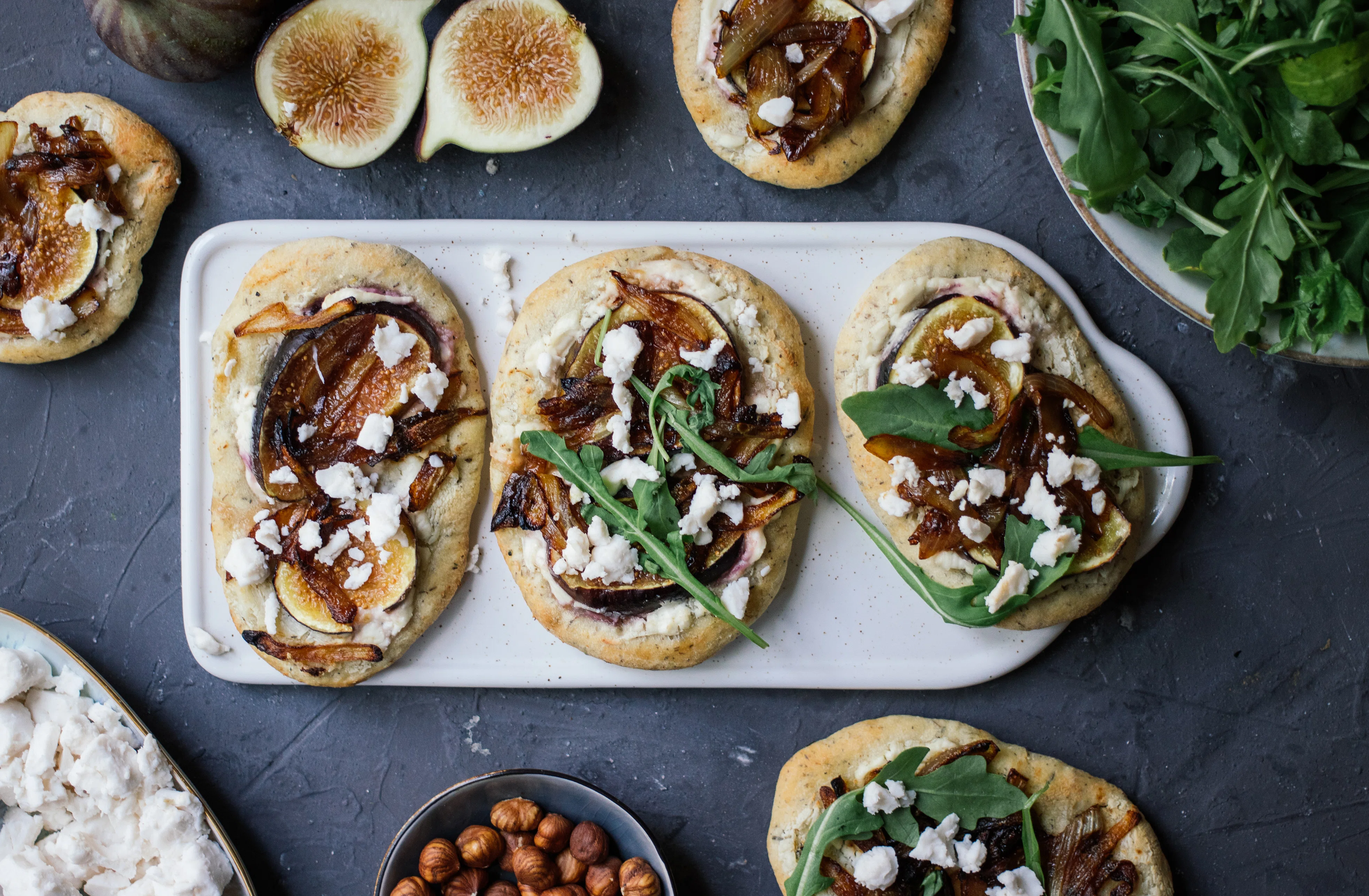 R535 Vegane Flatbread Minipizza mit Feigen und Balsamico-Zwiebeln