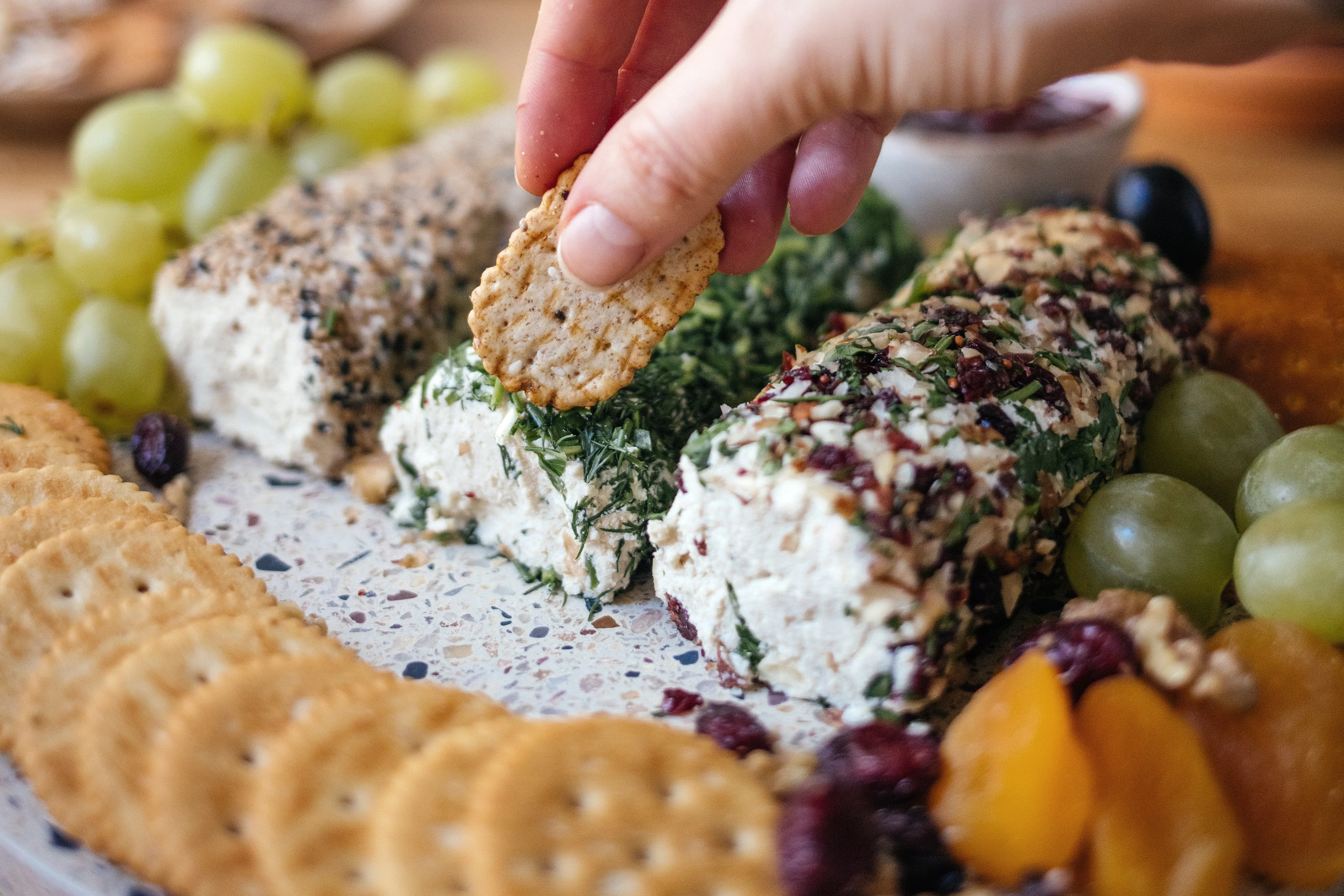 Selbstgemachte vegane Frischkäse-Rollen