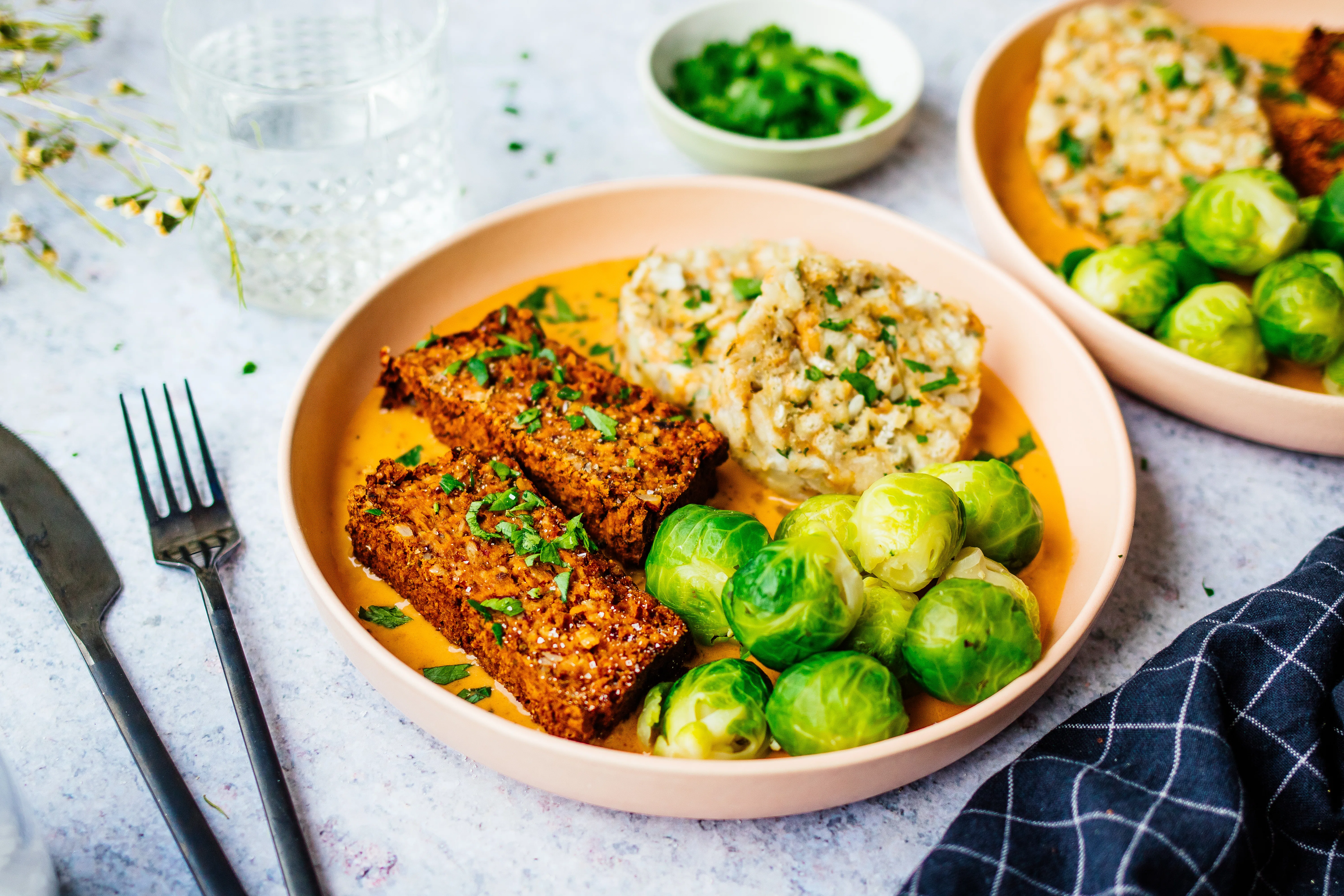 R597 Veganer Nussbraten mit Serviettenknödeln & Zwiebel-Sahne-Soße
