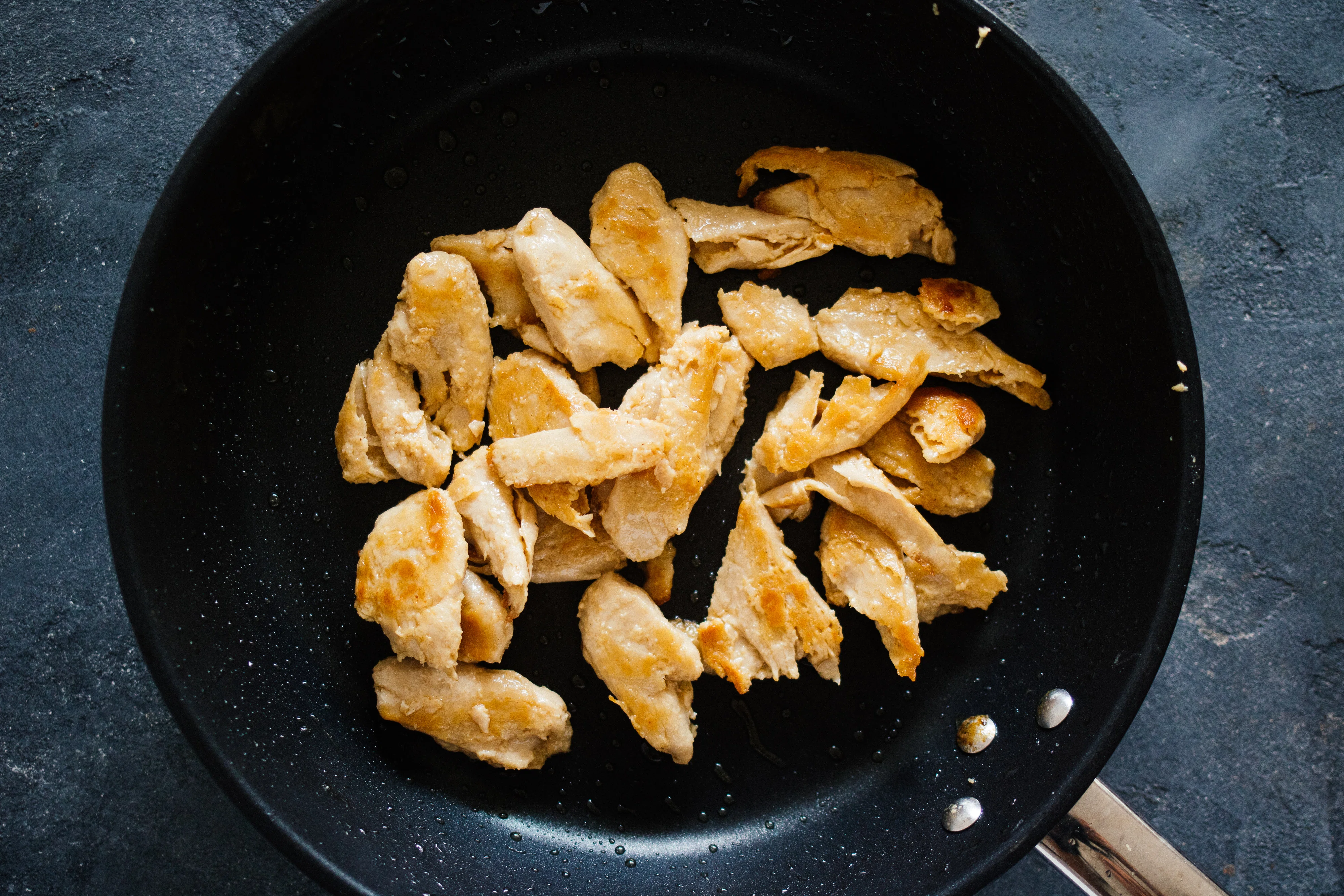 R98 Vegane Thai-Kokos-Suppe mit „Hühnchen“