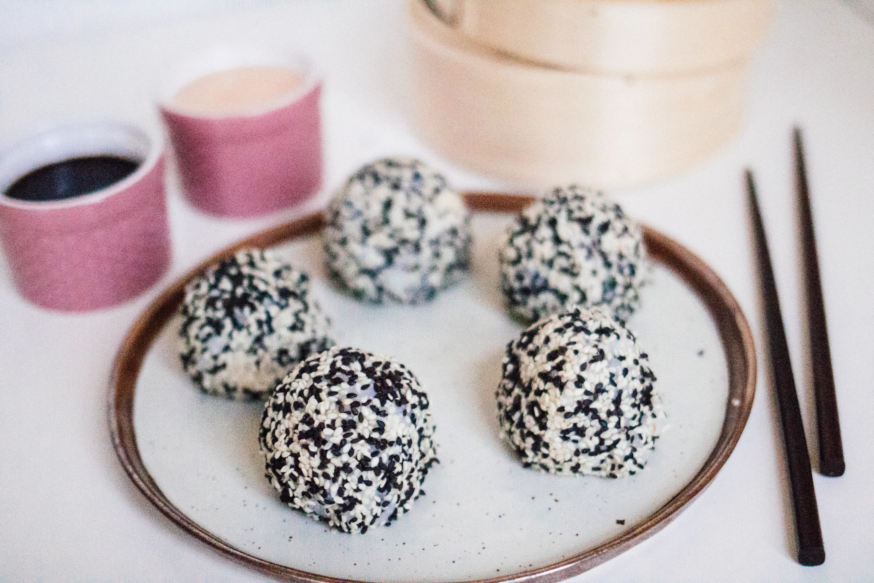Onigiri-Bällchen mit Sriracha Mayo