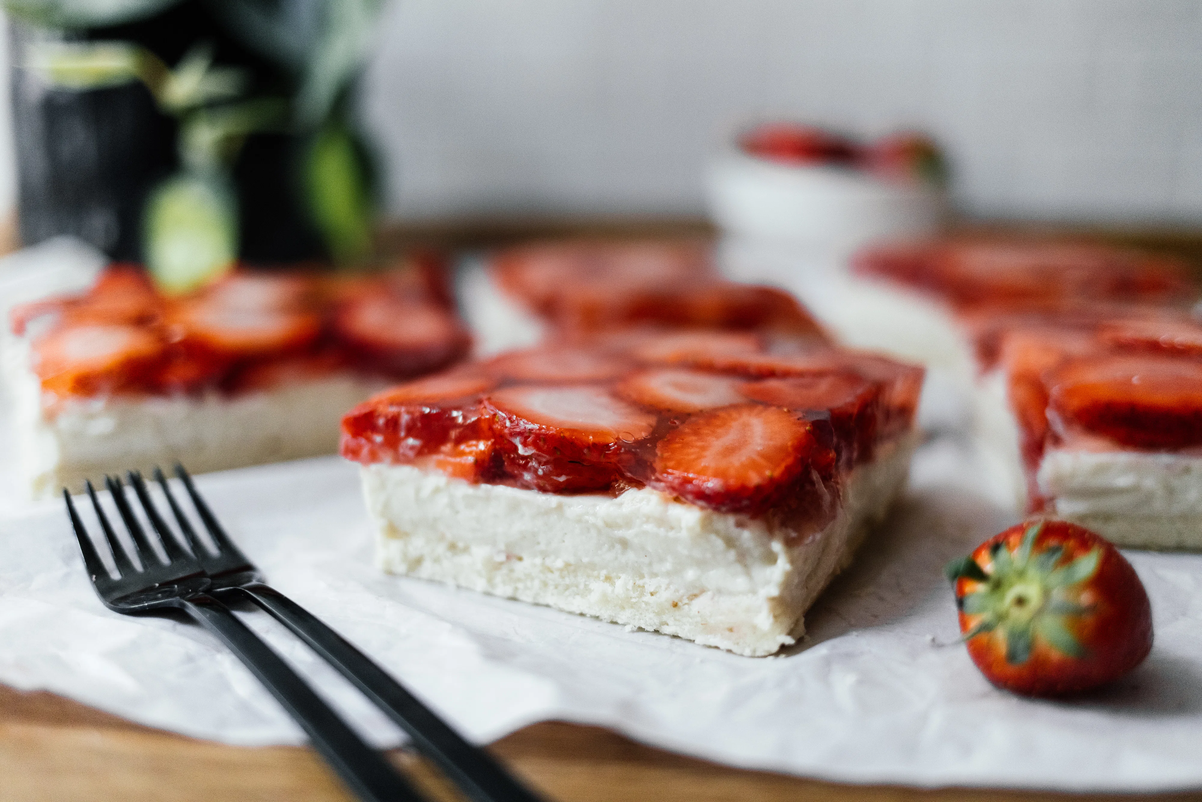 R742 Veganer Erdbeerkuchen vom Blech mit Vanillecreme