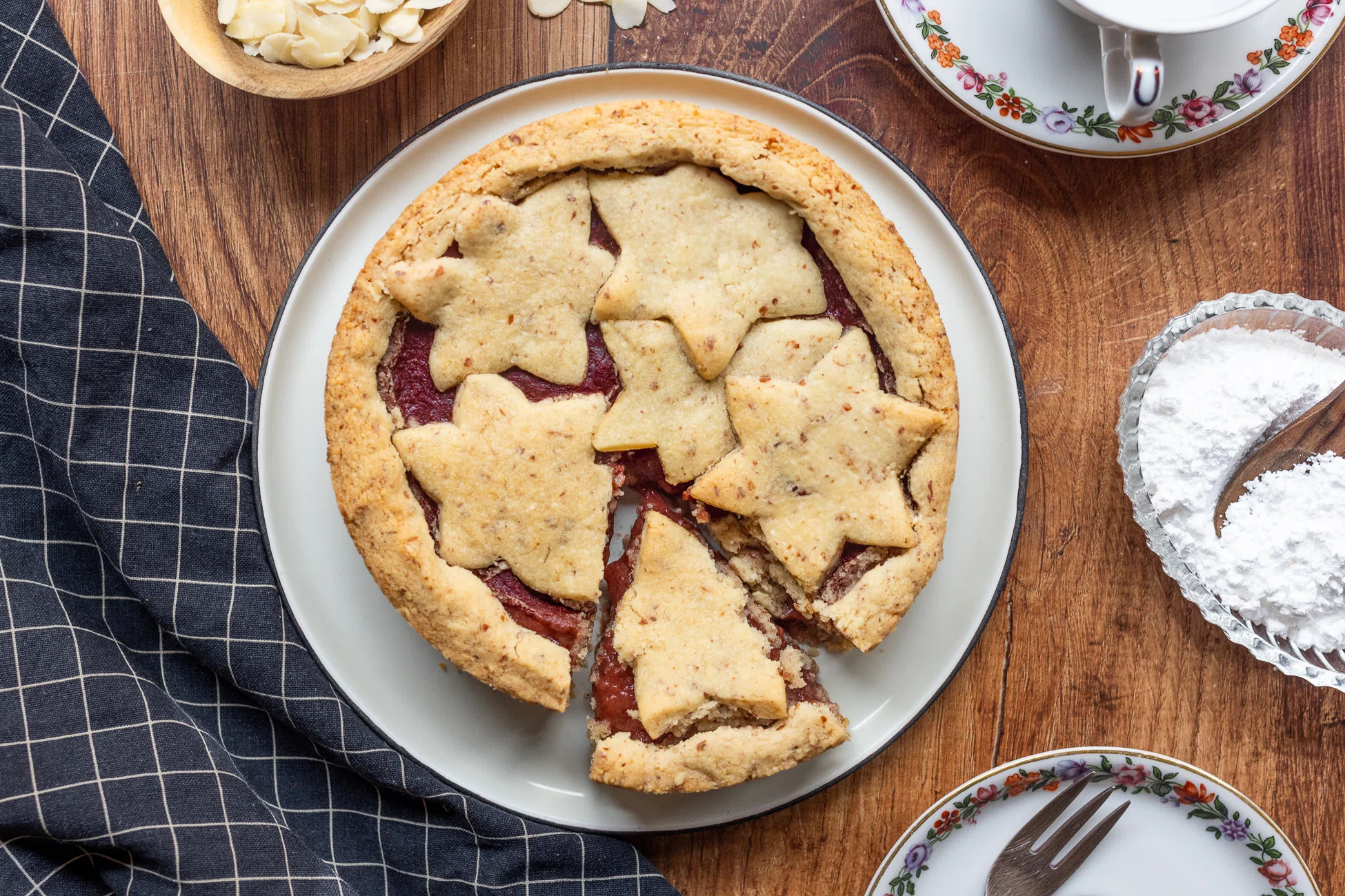 Vegane Linzer Torte mit Erdbeer-Füllung