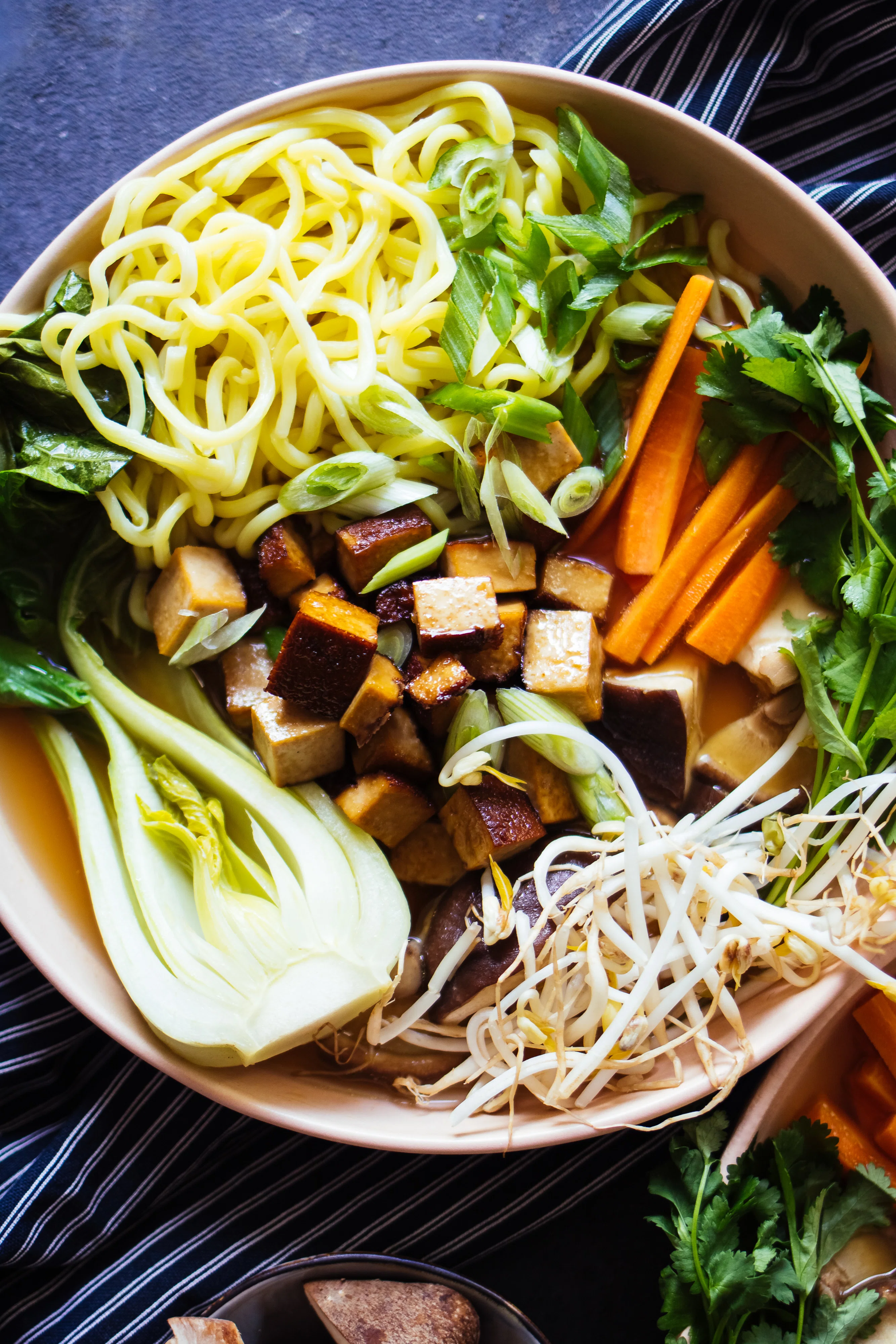 R459 Vegane Miso Ramen mit Räuchertofu