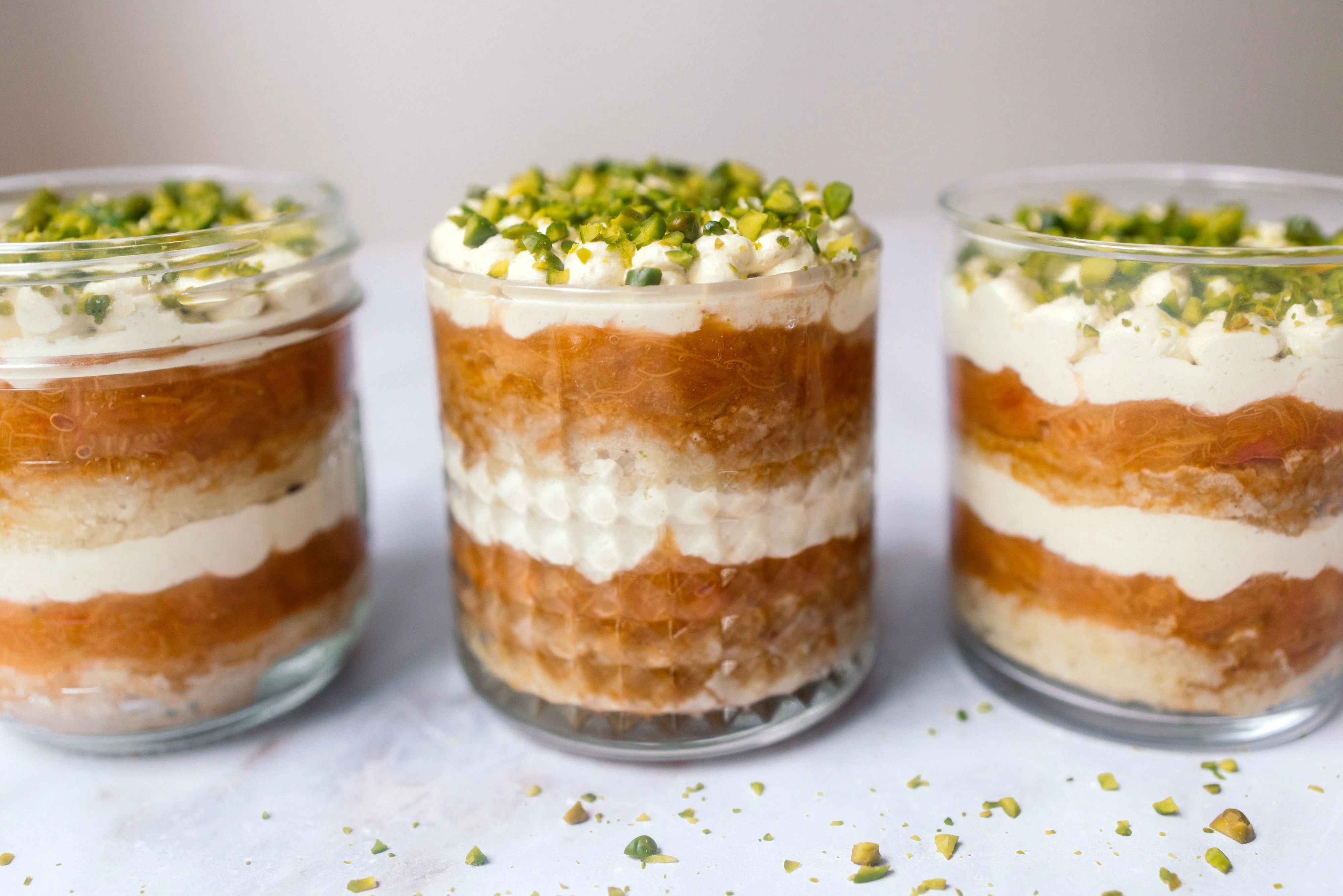 Veganes Rhabarber-Pistazien-Tiramisu im Glas