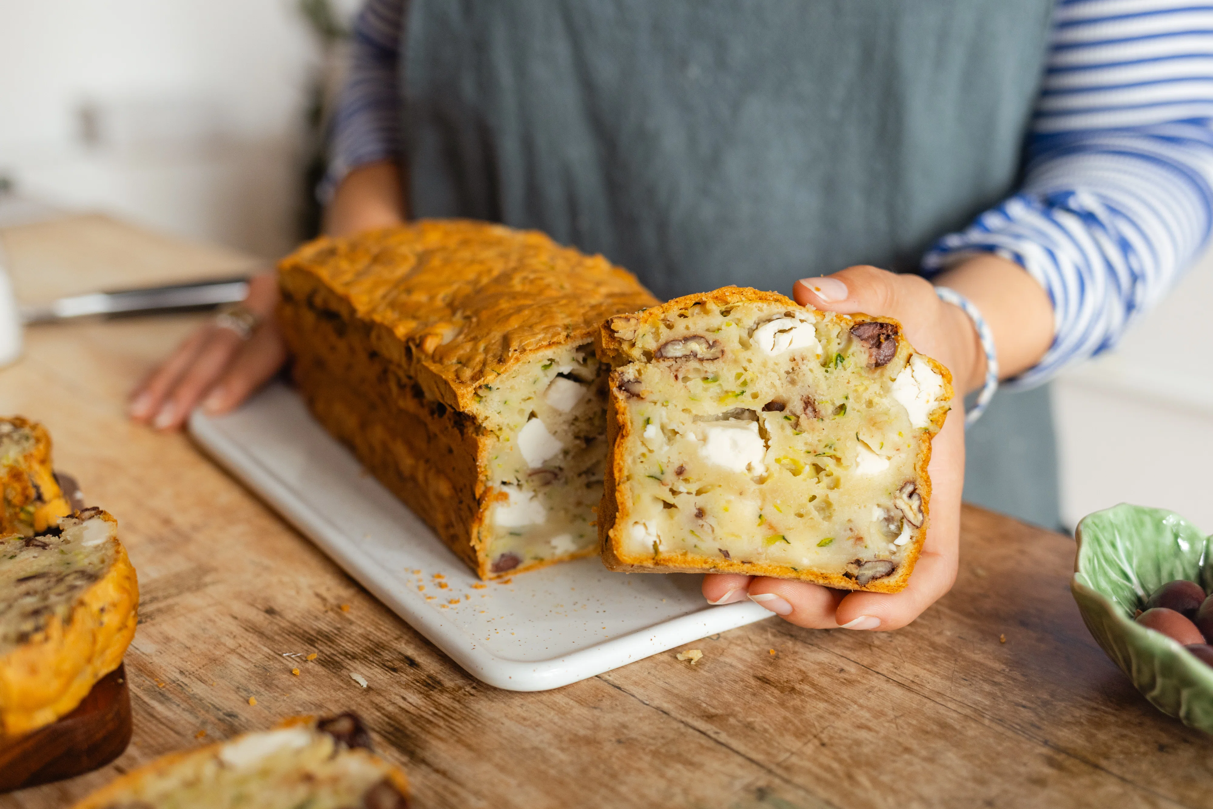 Veganes Zucchinibrot mit „Feta“ und Pekannüssen