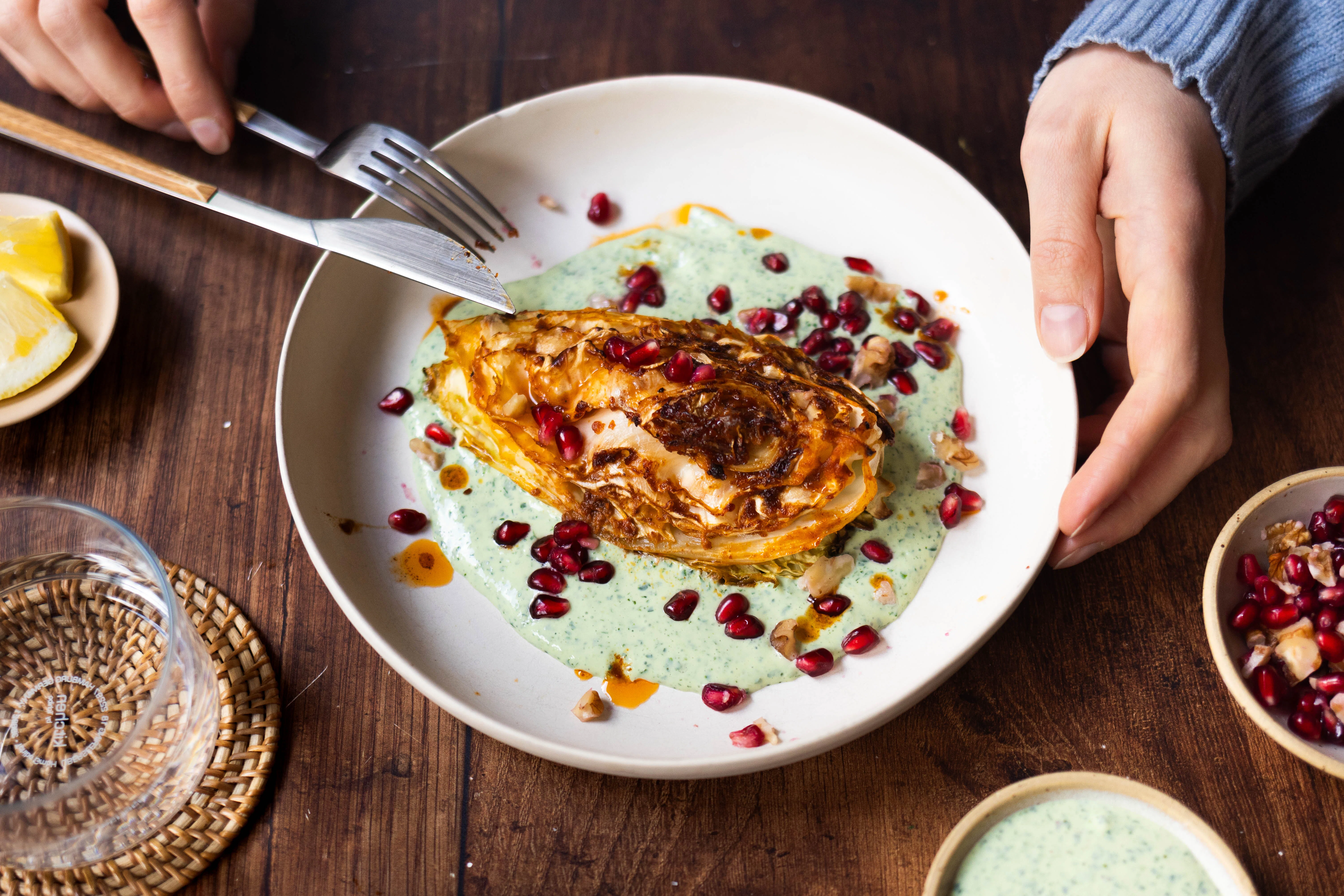 Gebackener Spitzkohl auf Kräuterjoghurt mit Walnuss-Granatapfel-Topping