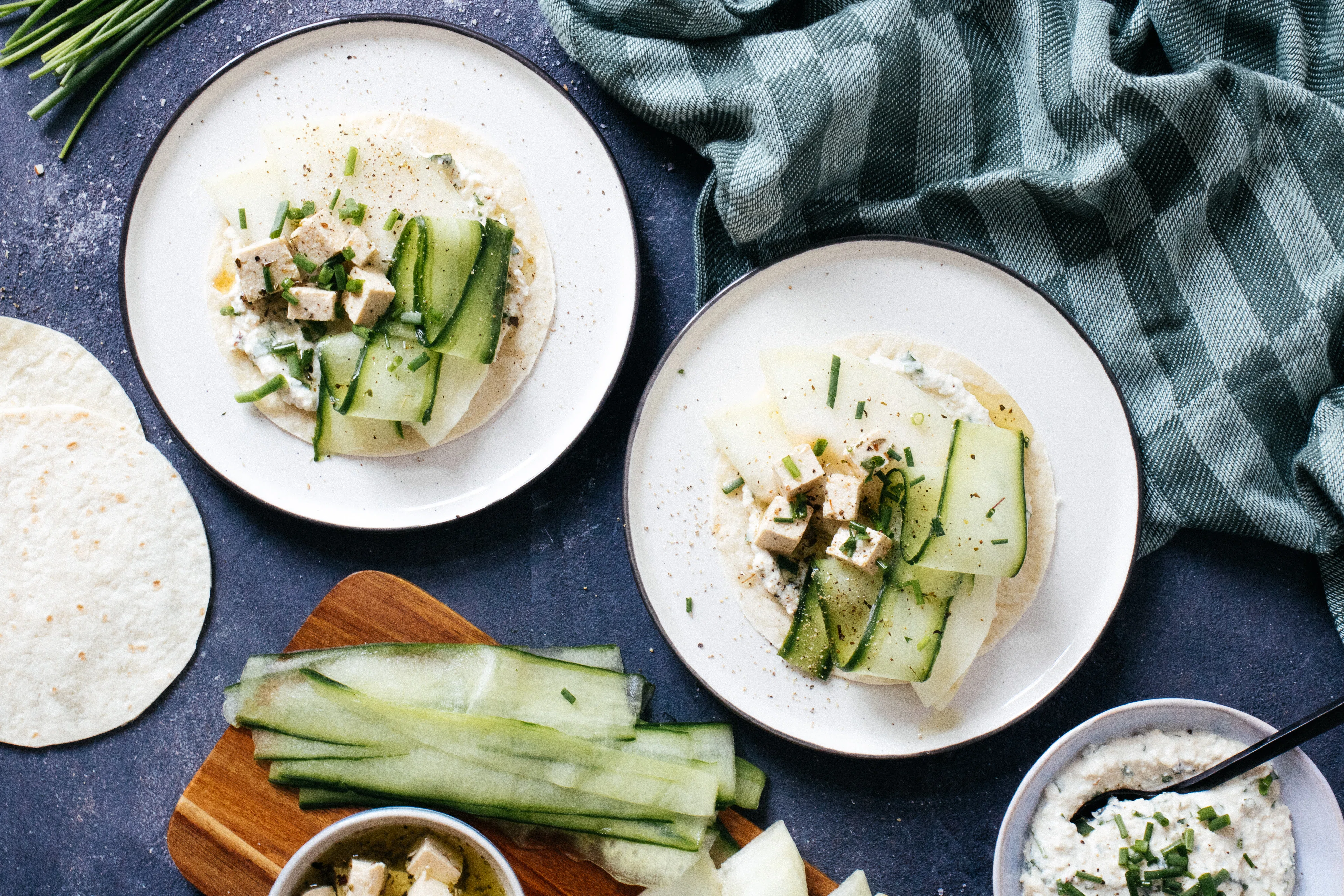 Frische Frühlingstacos mit veganem „Feta“